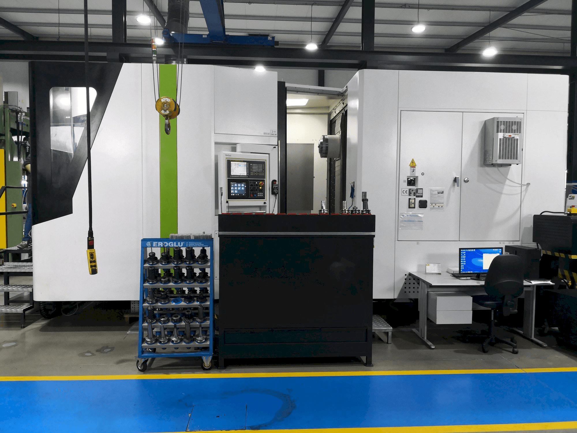 Čelní pohled na Hartford HMC-10 stroj