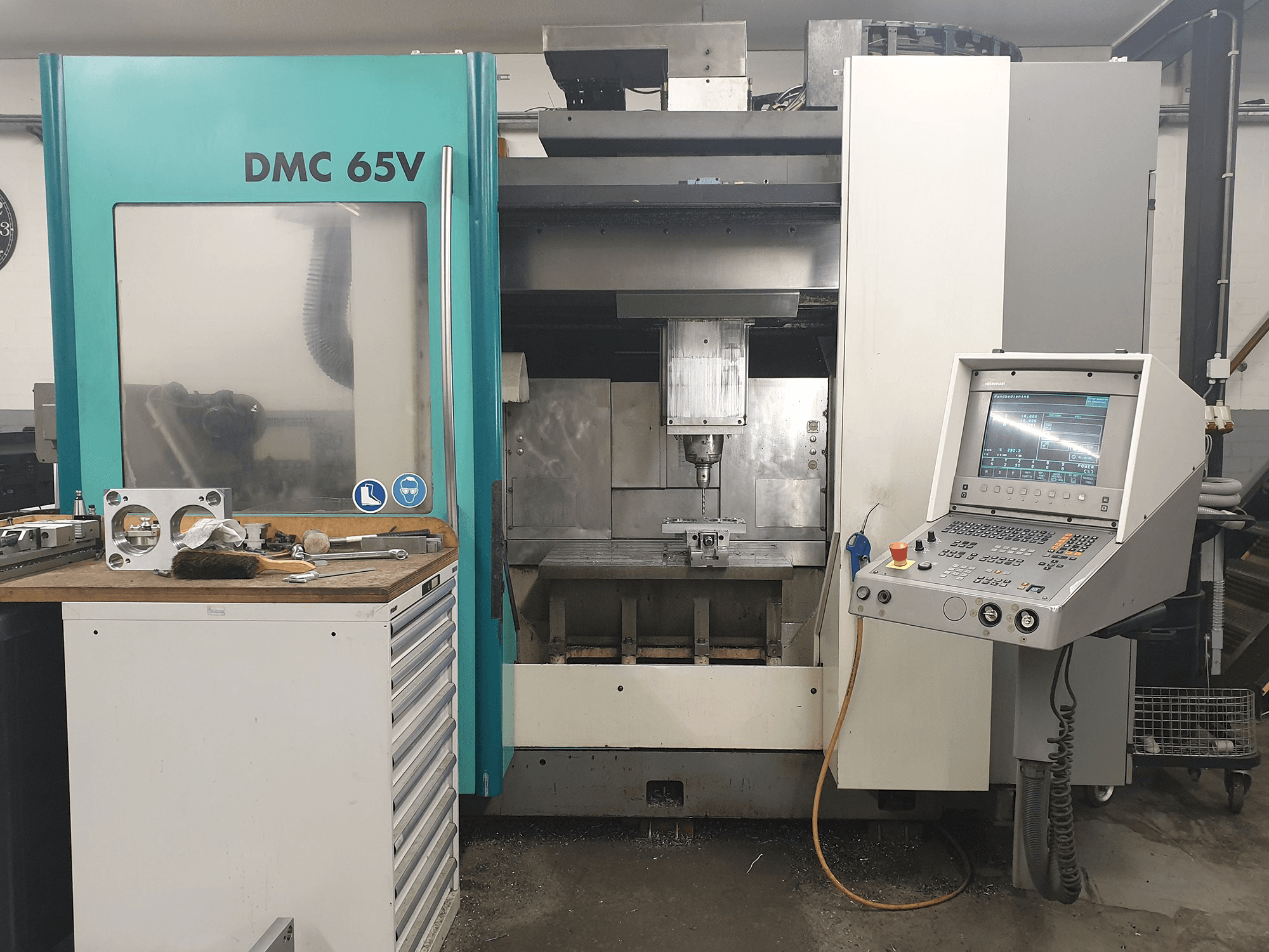 Čelní pohled na DECKEL MAHO DMC 65V stroj