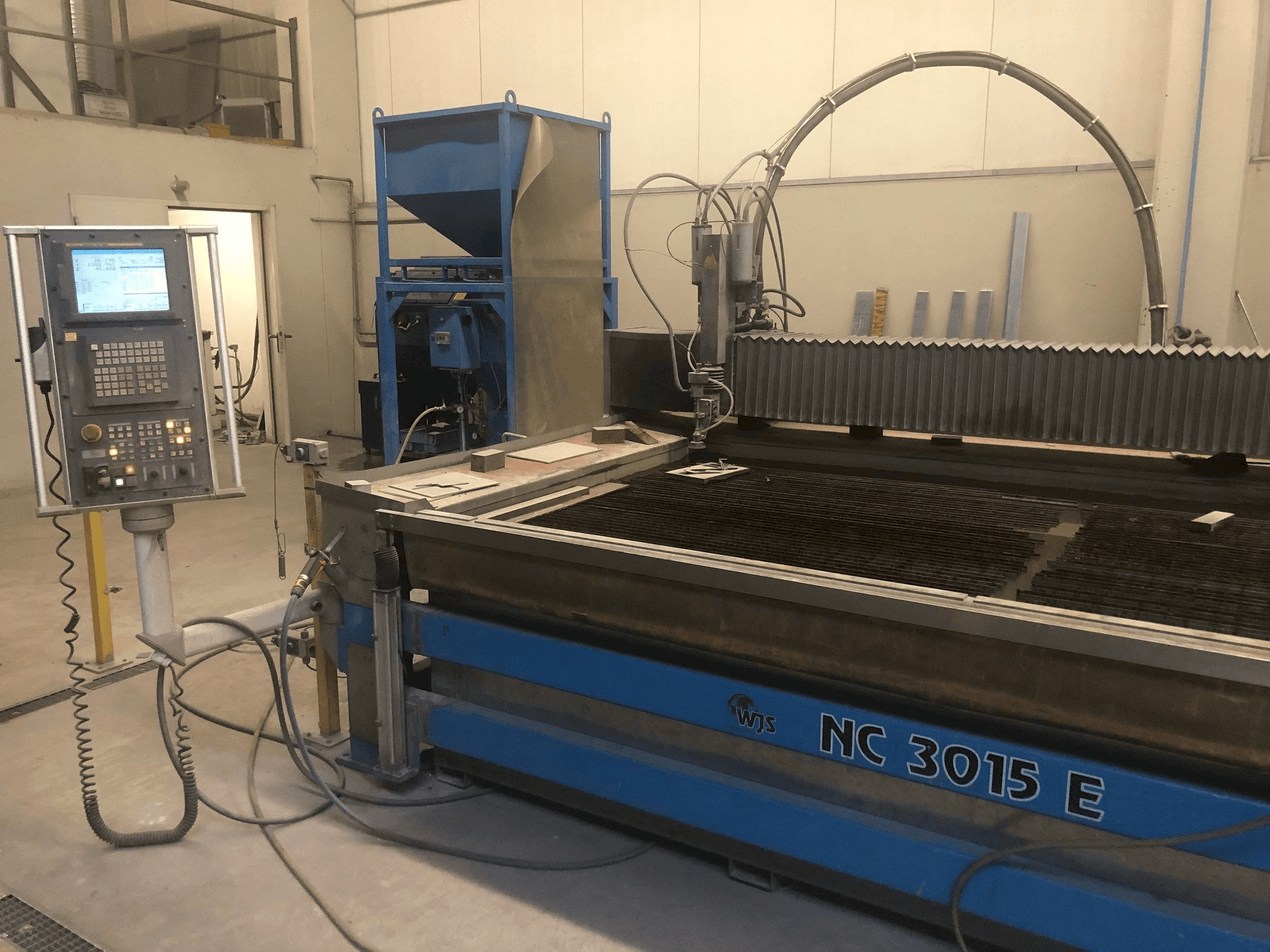 Čelní pohled na WJS NC 3015 E stroj