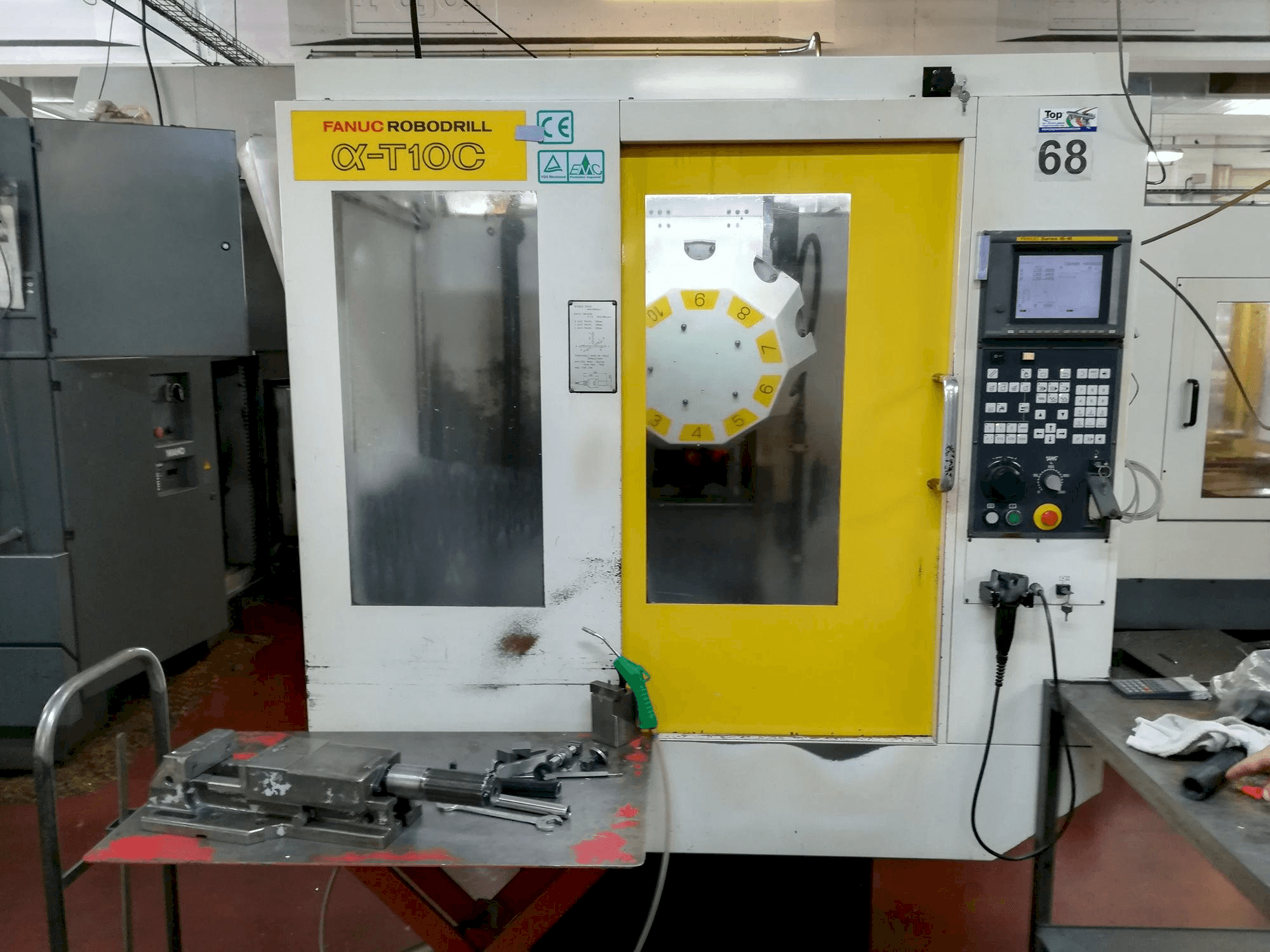 Čelní pohled na FANUC Robodrill alpha-T 10 C stroj