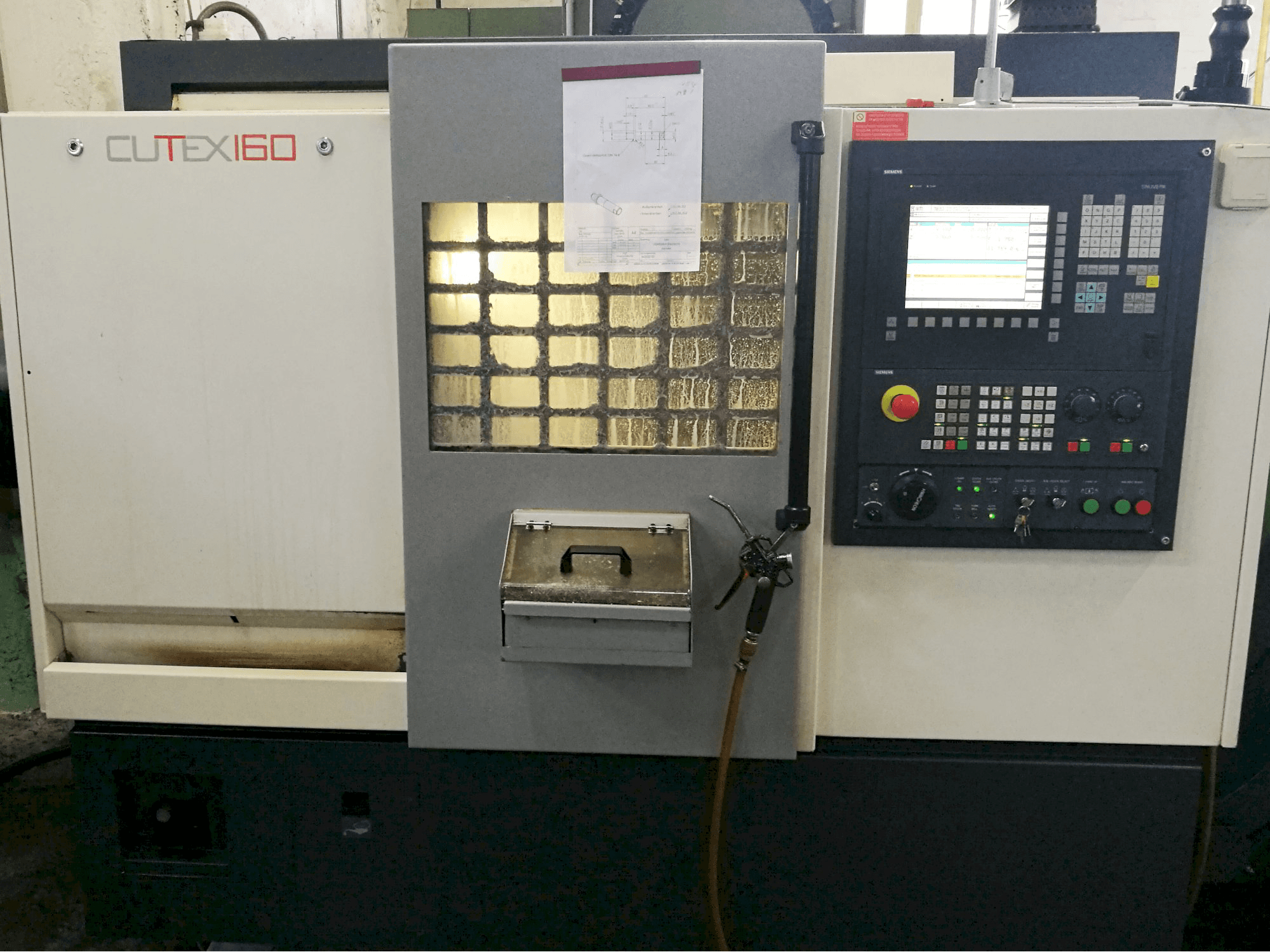 Čelní pohled na HWACHEON CUTEX-160 stroj