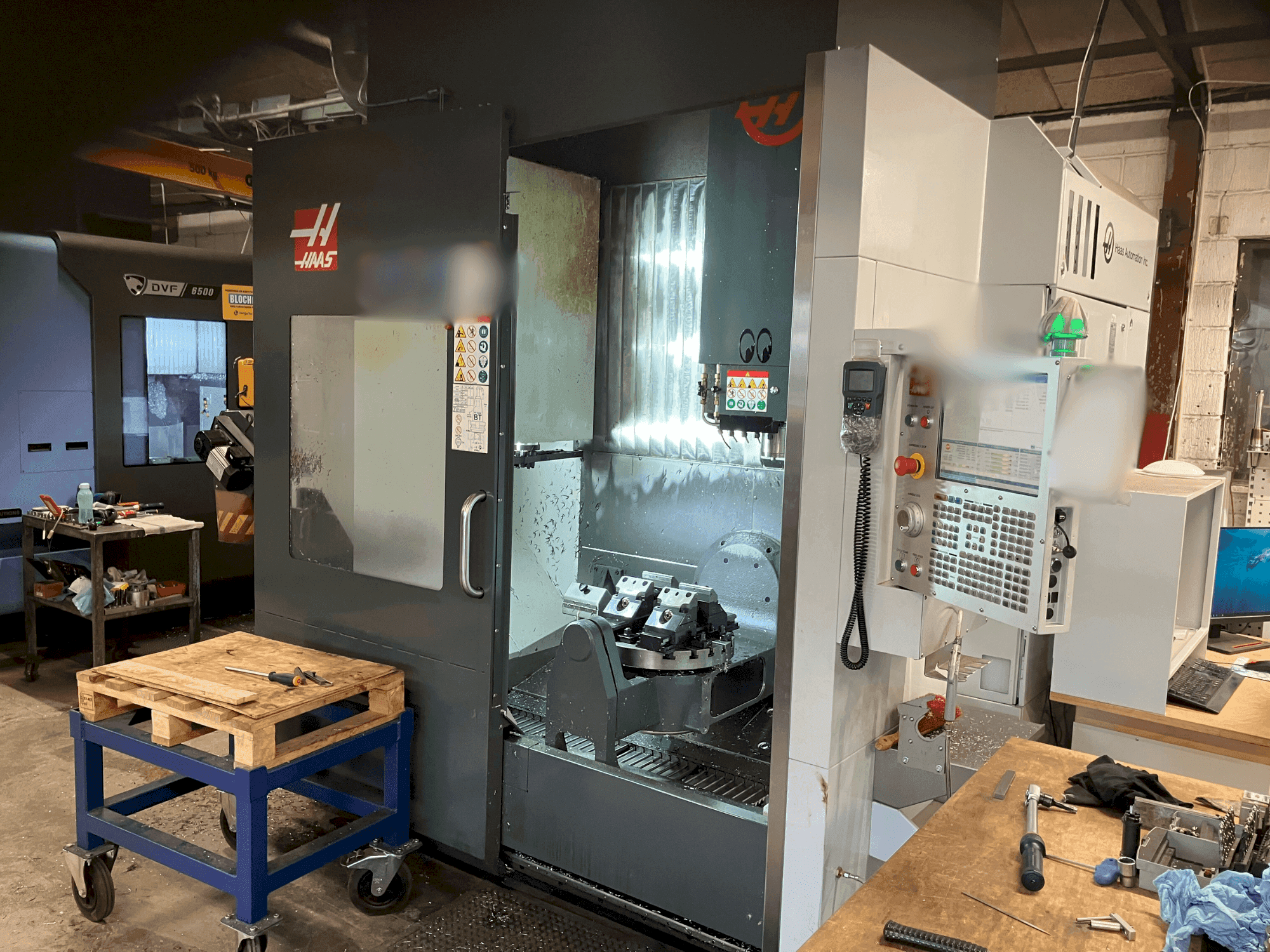 Čelní pohled na HAAS UMC-750 stroj