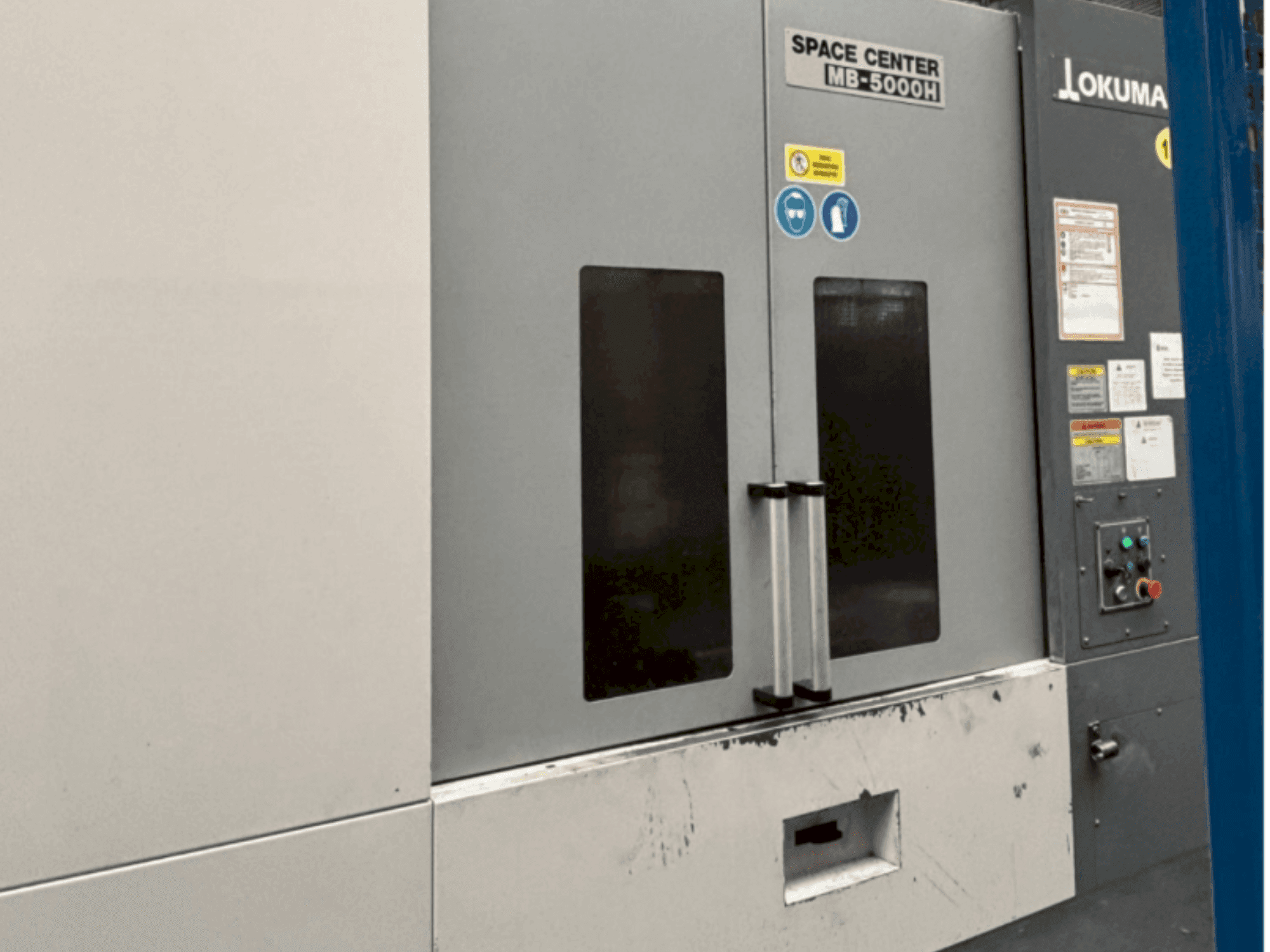 Čelní pohled na Okuma MB 5000H stroj