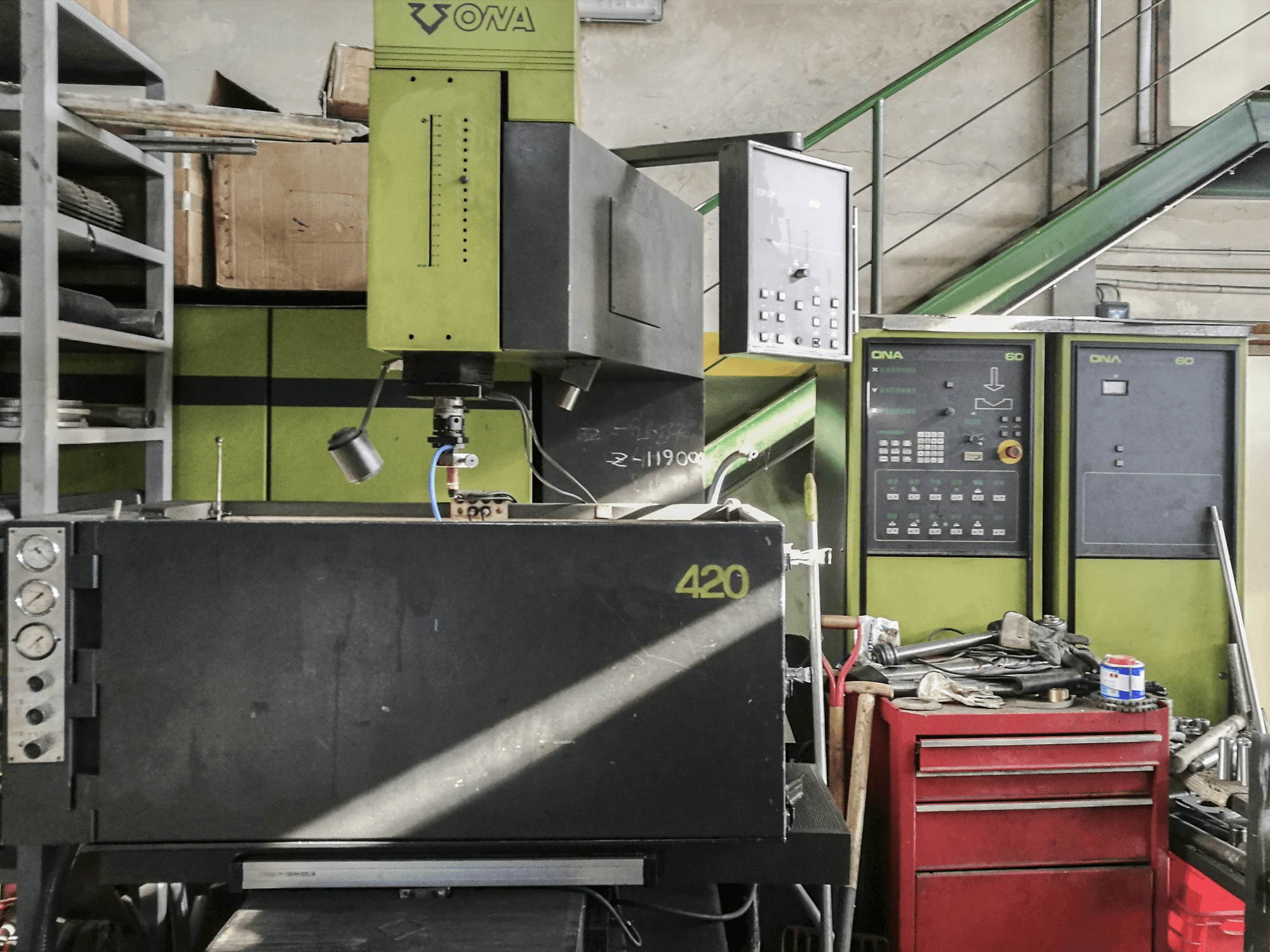 Čelní pohled na ONA ONAMATIC 420 stroj