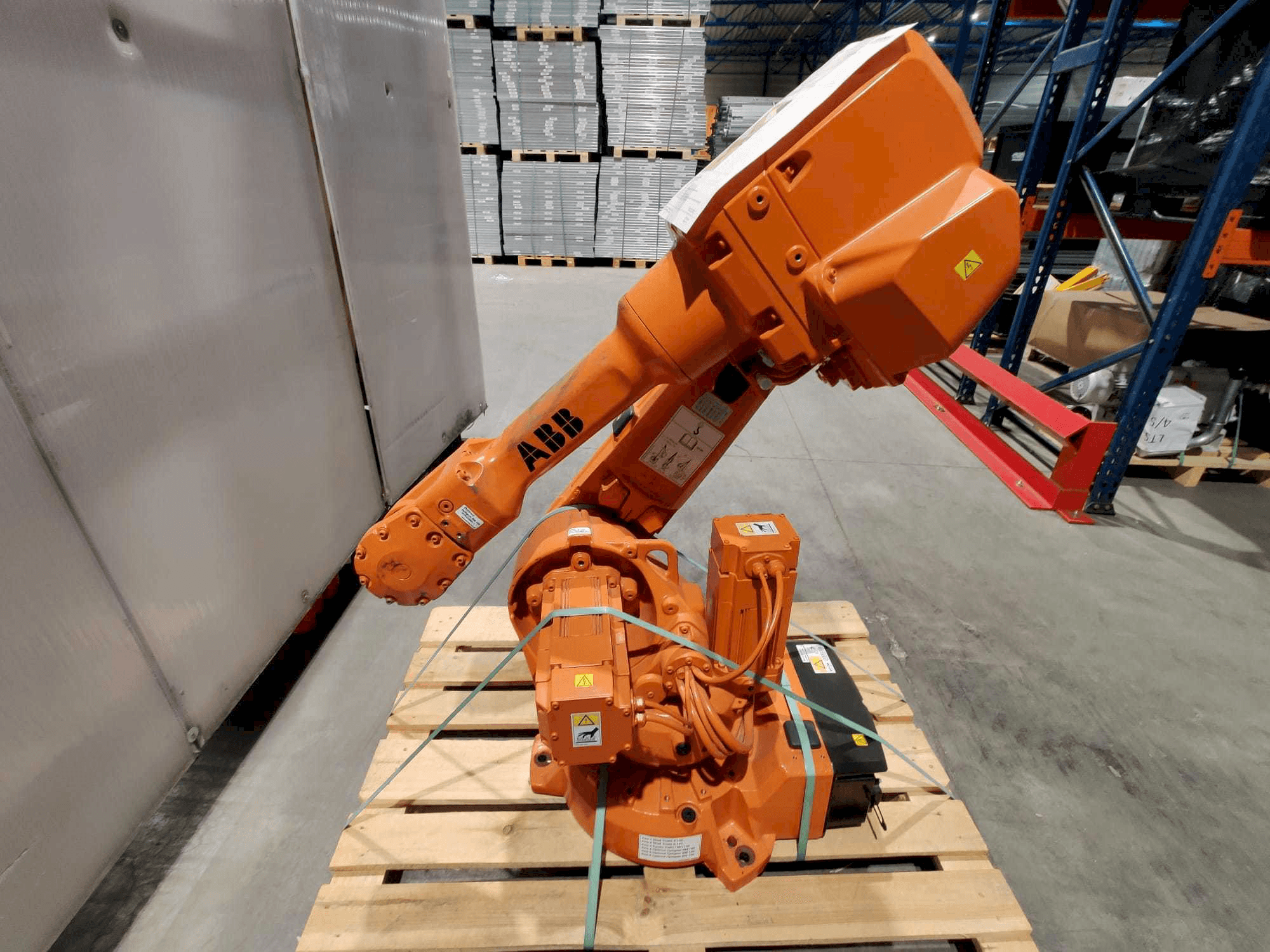 Čelní pohled na ABB IRB 2600 M2004 stroj