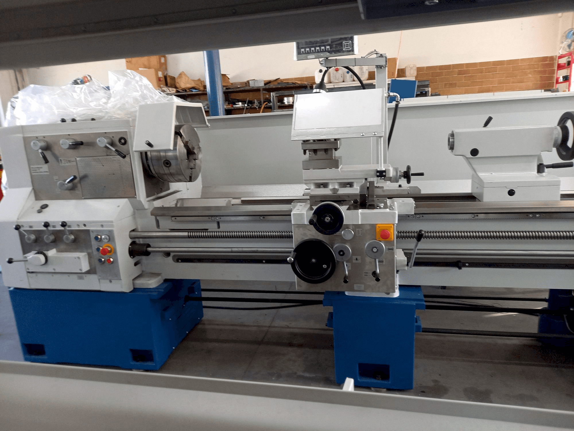 Čelní pohled na TUJ 50M x2000 stroj