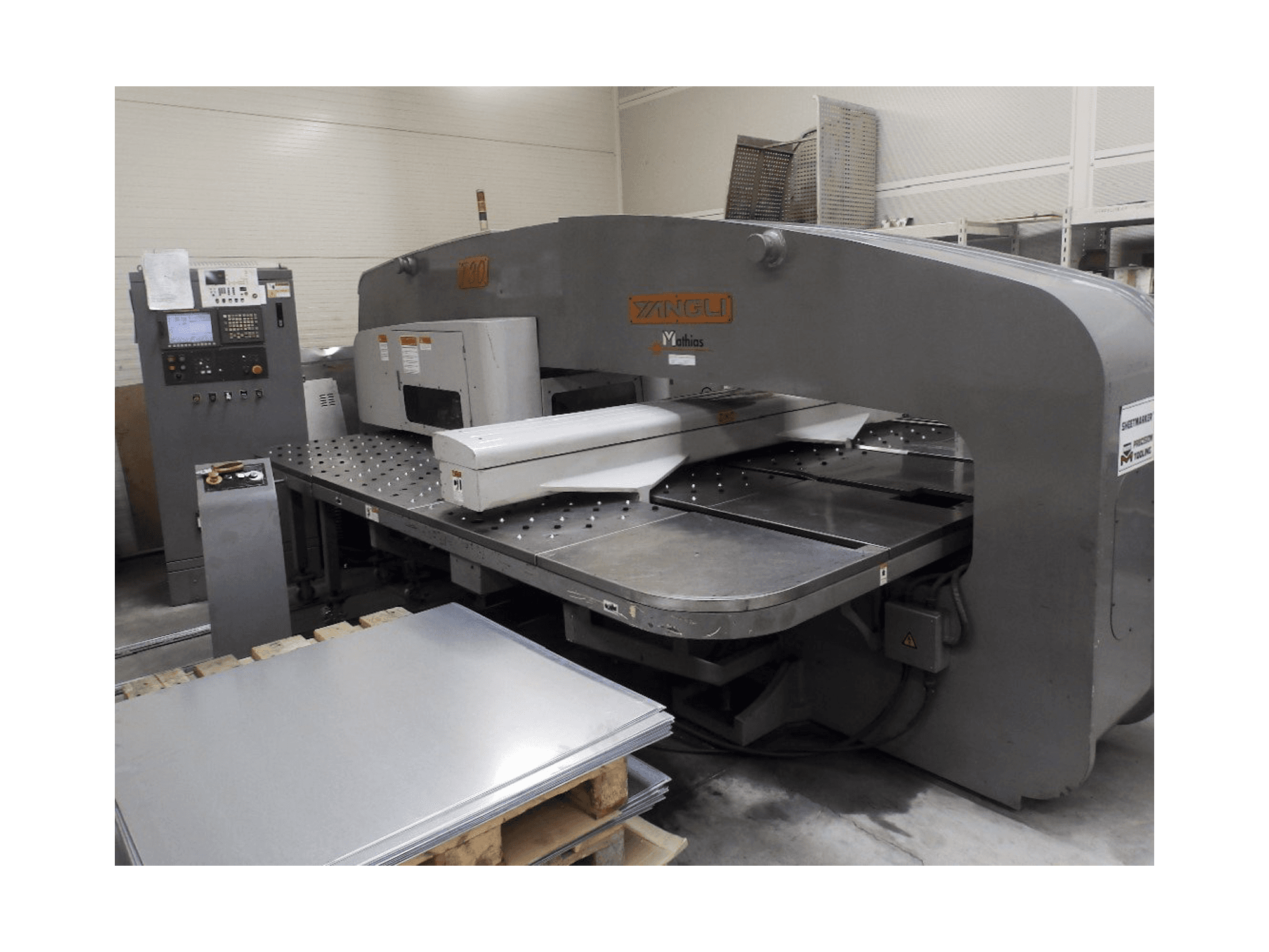 Levý pohled na Yangli T30 stroj