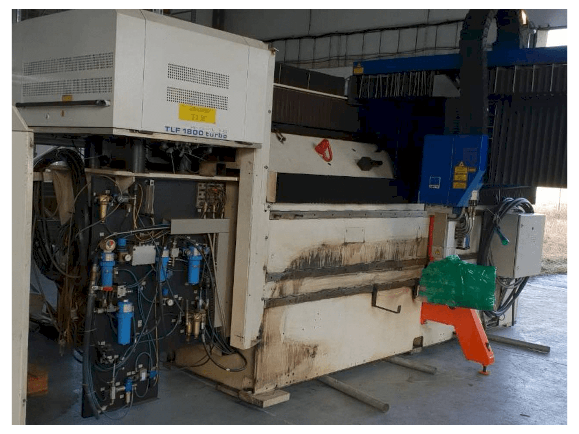 Čelní pohled na Trumpf Lasercell TLC 1005 stroj