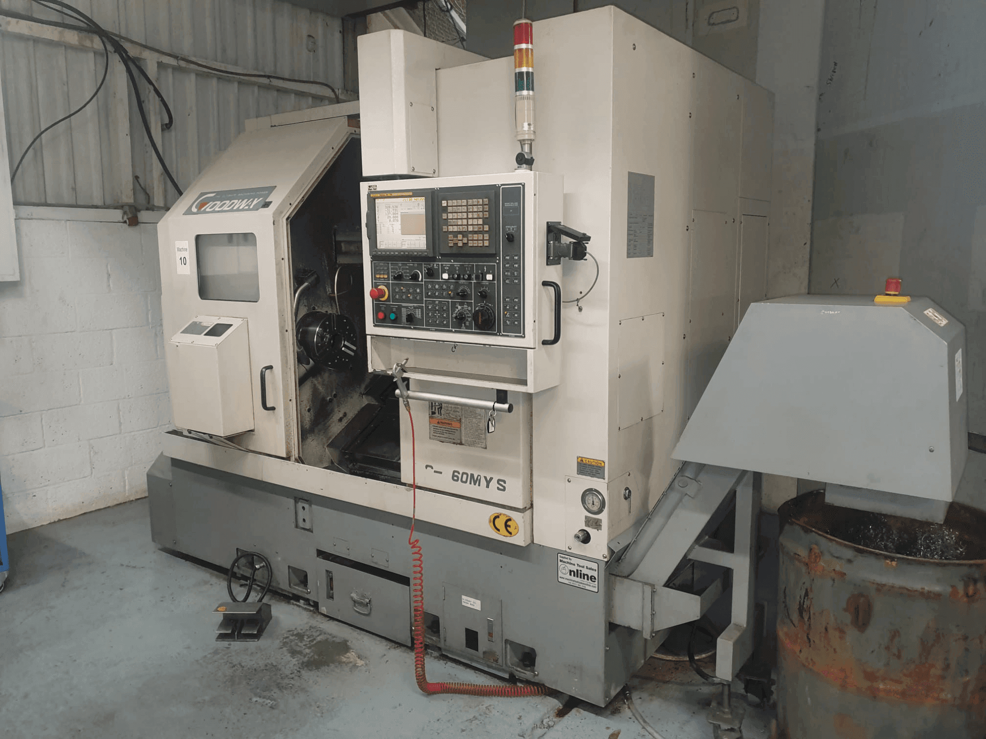 Čelní pohled na Goodway GS-260MYS stroj