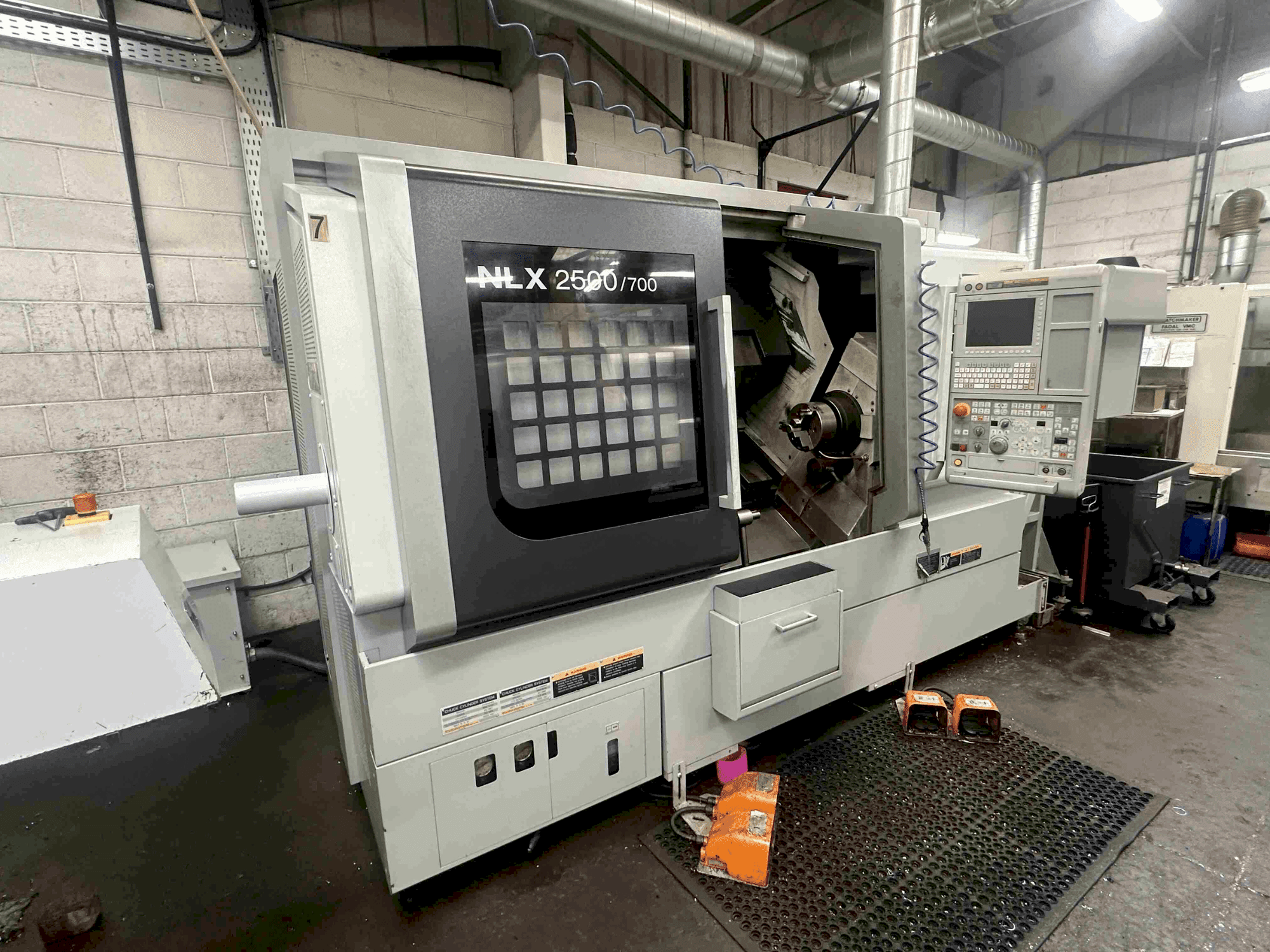 Levý boční pohled na DMG MORI NLX2500SY/700 stroj