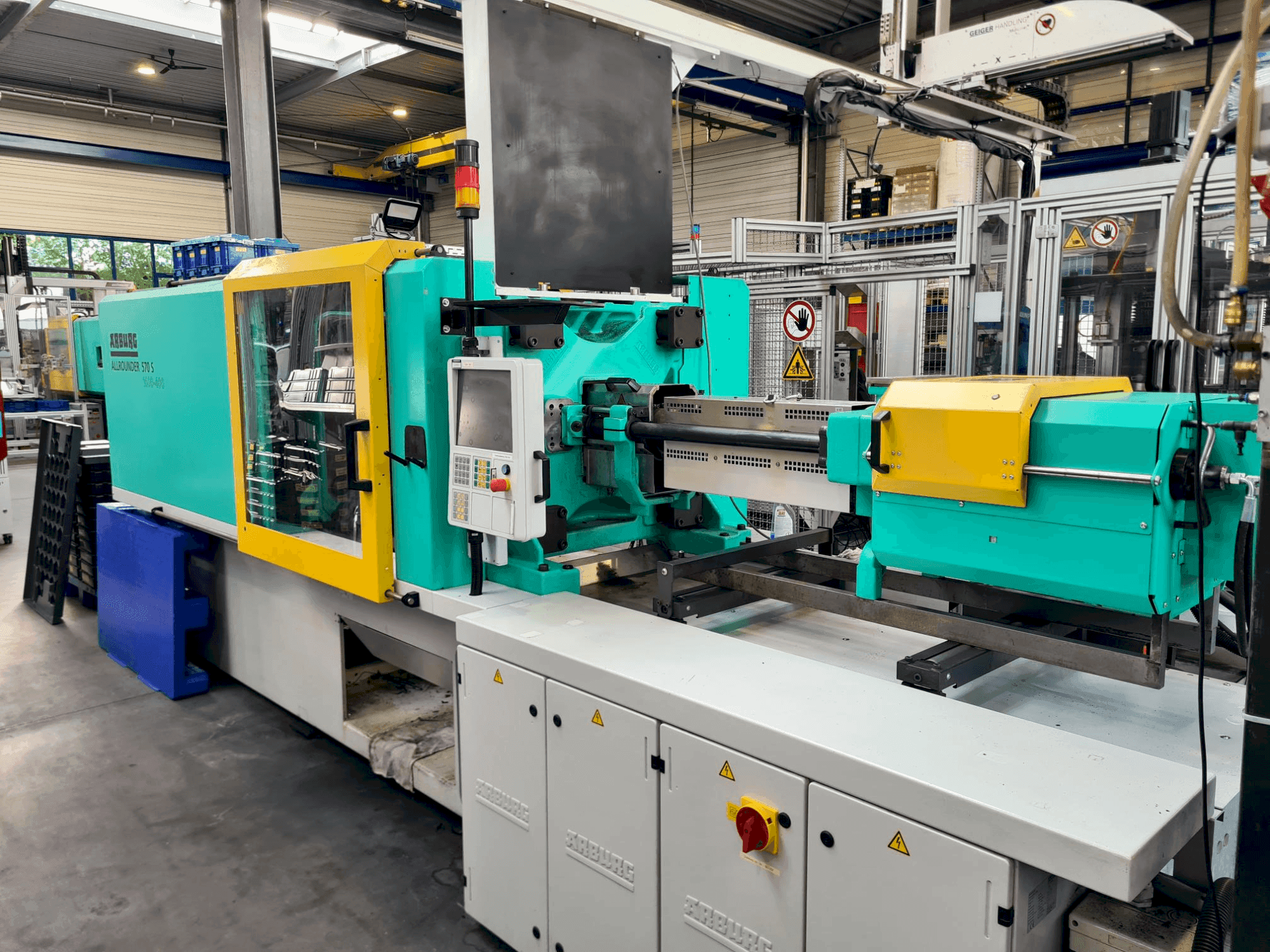 Čelní pohled na Arburg Allrounder 570S 1600-400 stroj