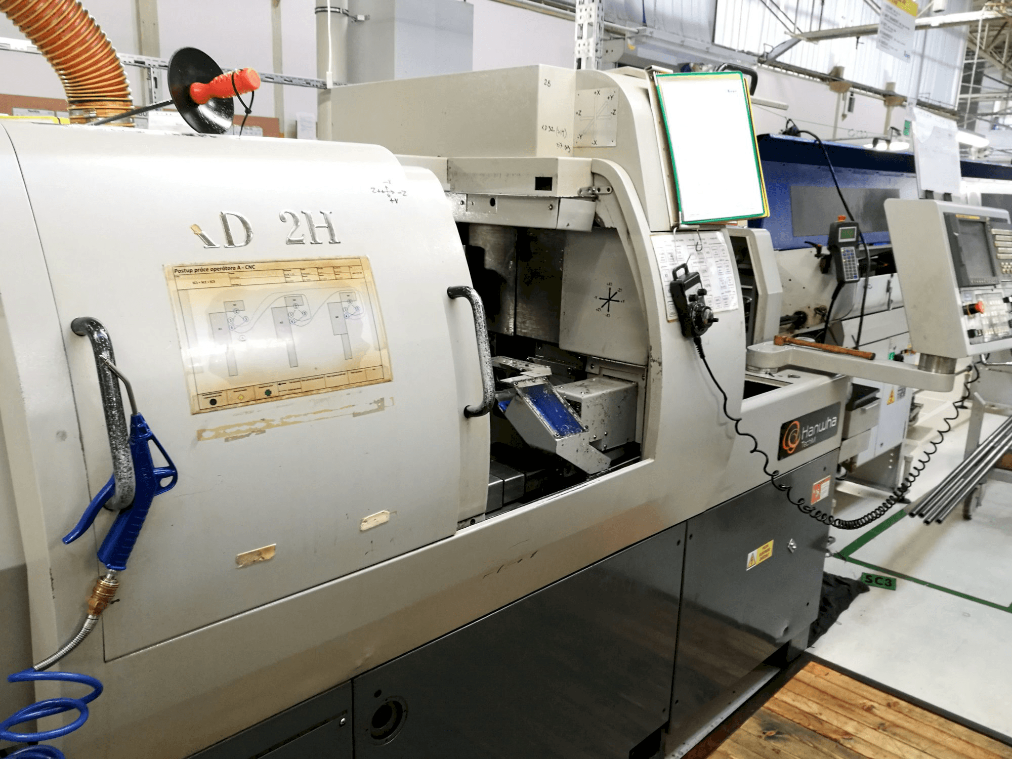 Pravý pohled na Hanwha XD 32 H stroj