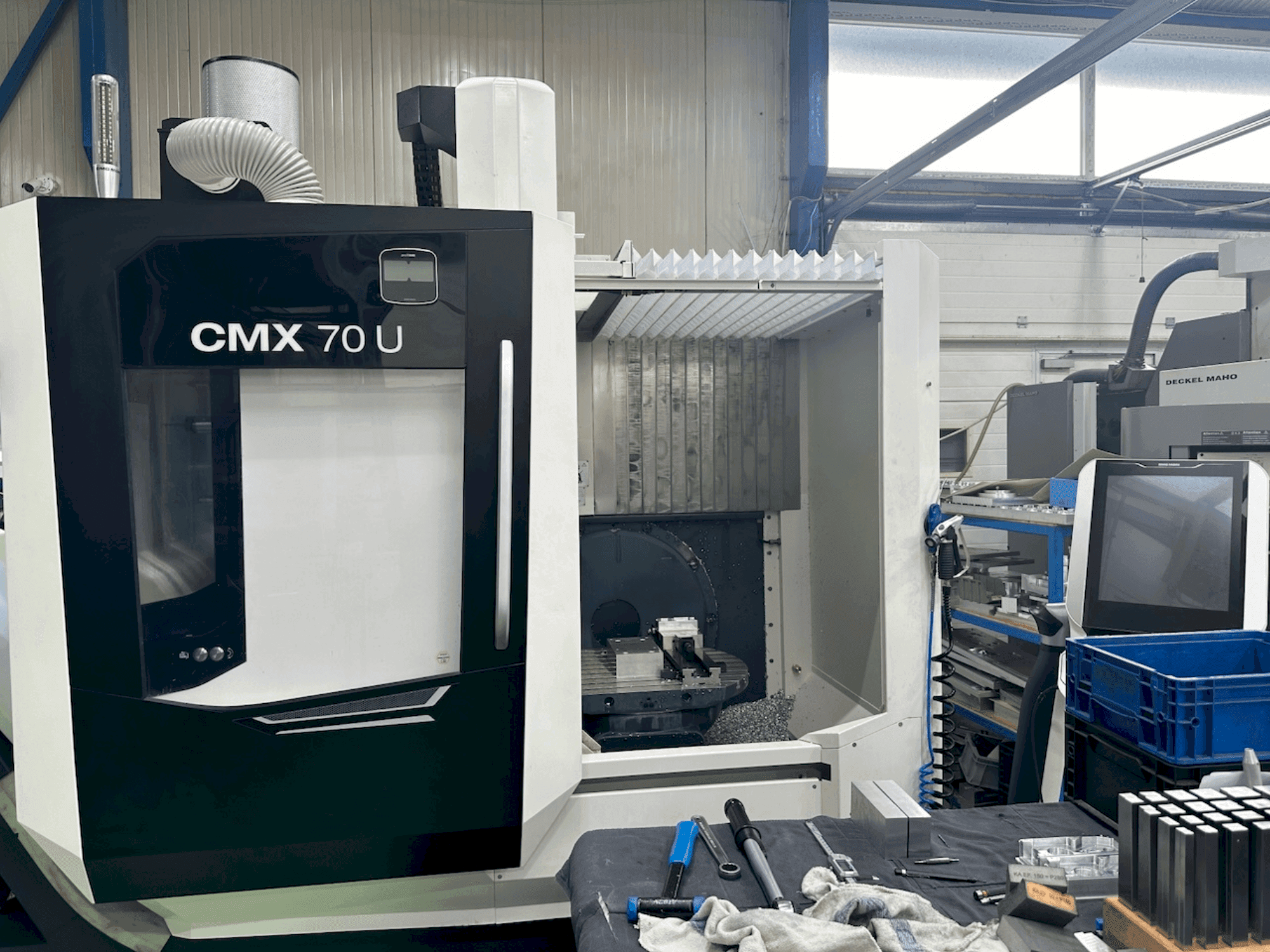 Čelní pohled na DMG MORI CMX 70 U stroj