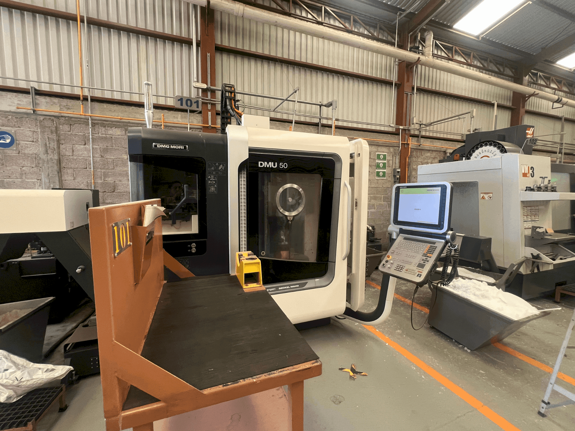 Čelní pohled na DMG MORI DMU 50 stroj