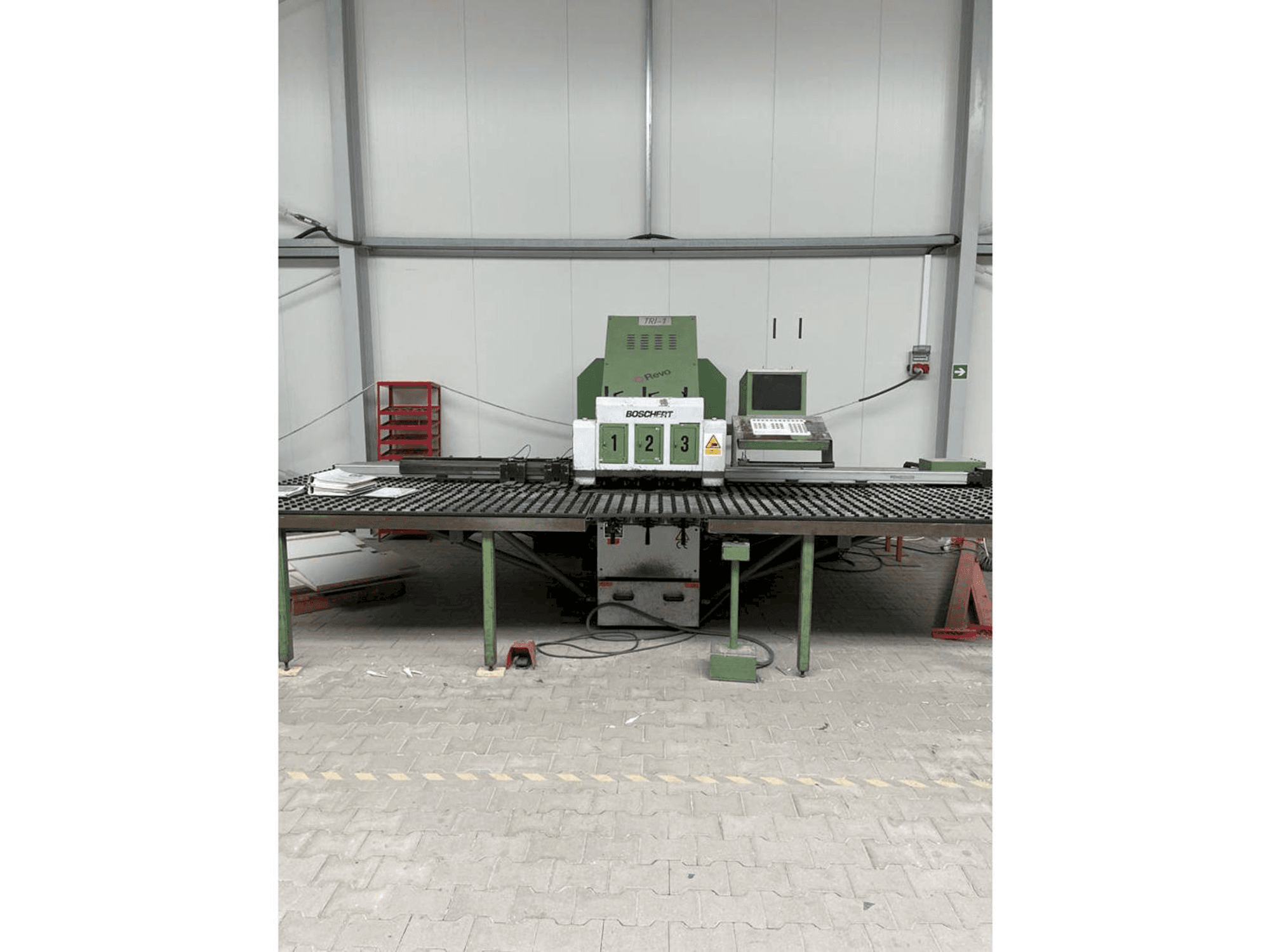 Čelní pohled na BOSCHERT TRI 1250 CNC Z stroj