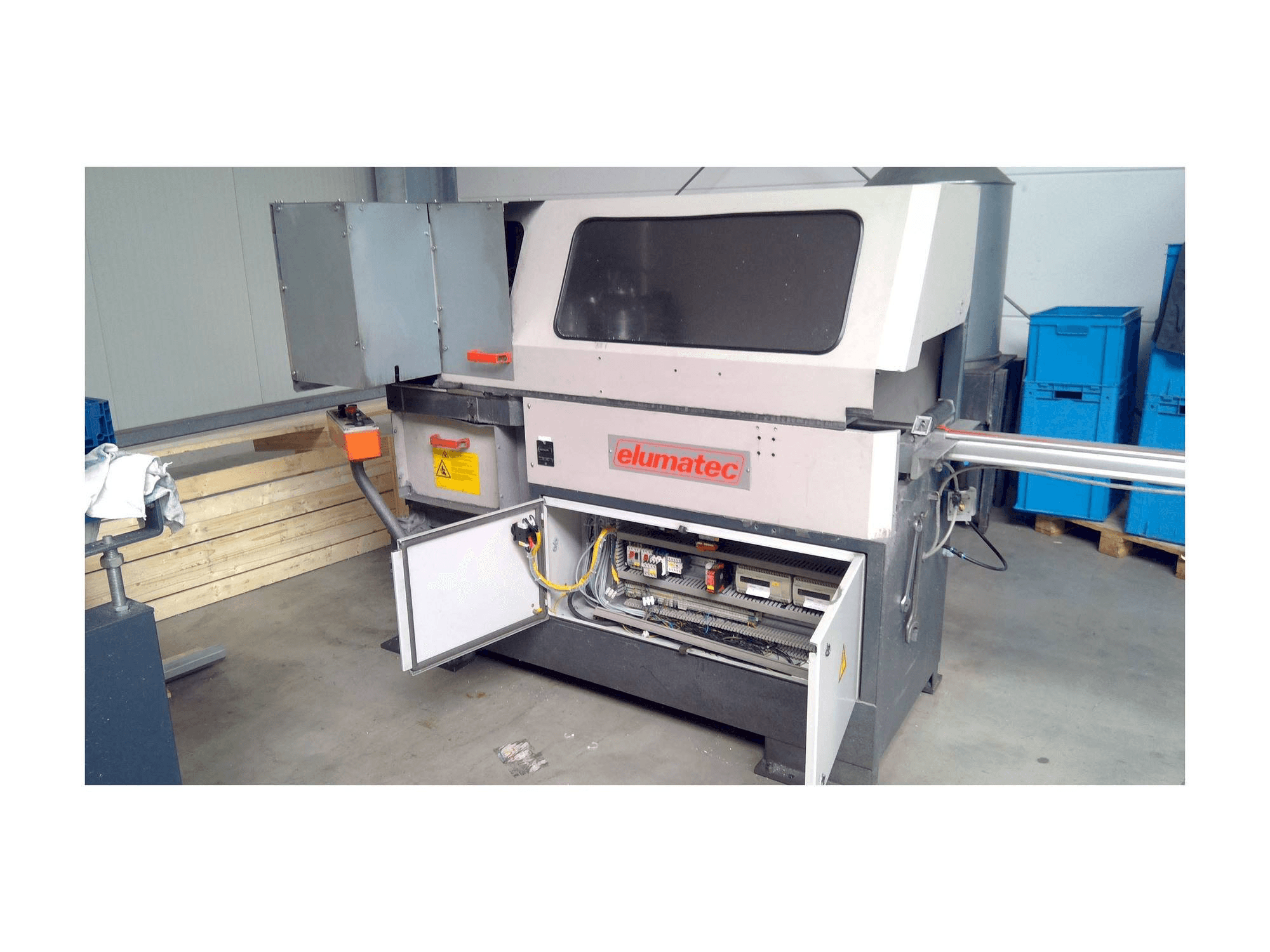 Čelní pohled na Elumatec SA 142/38 stroj