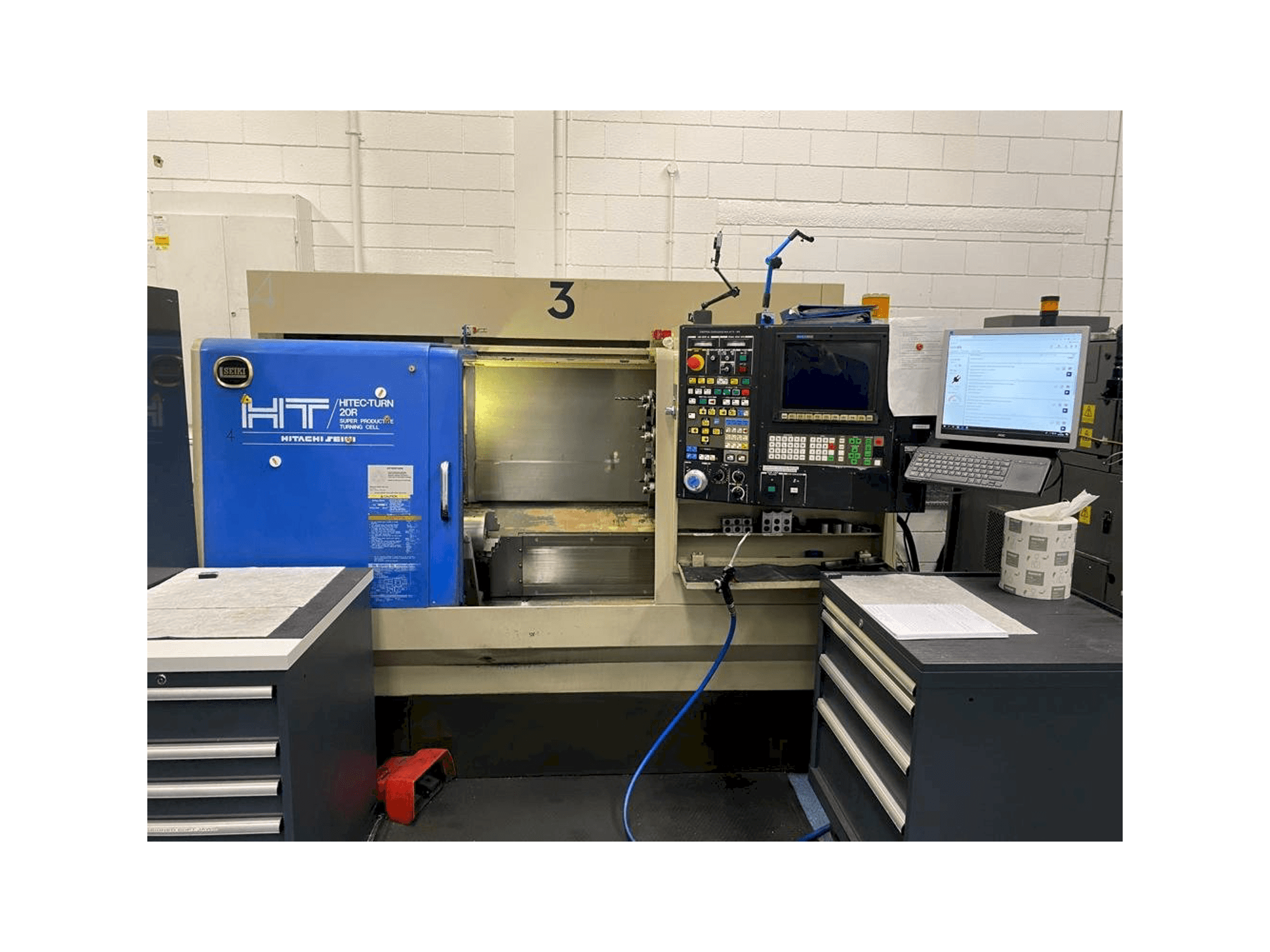 Čelní pohled na HITACHI SEIKI Hi Tech 20R stroj