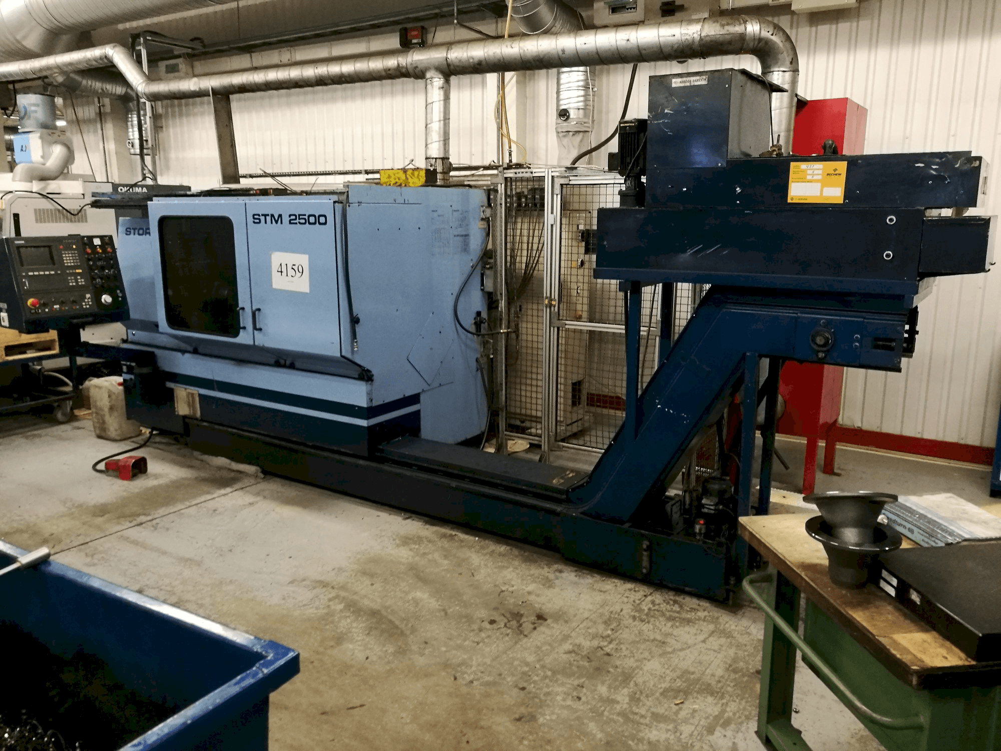 Čelní pohled na STOREBRO STM 2500 stroj