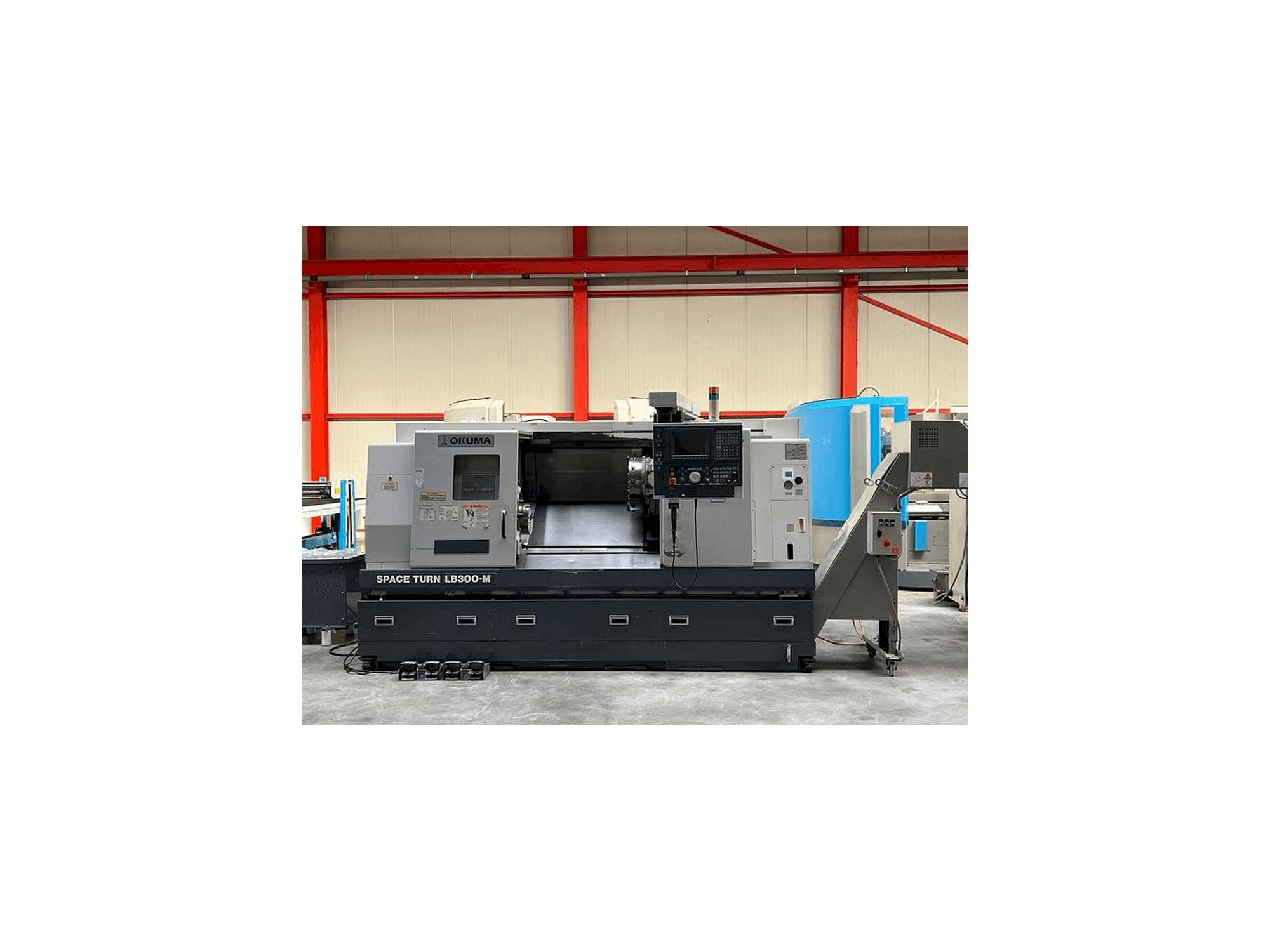 Čelní pohled na Okuma LB 300M stroj