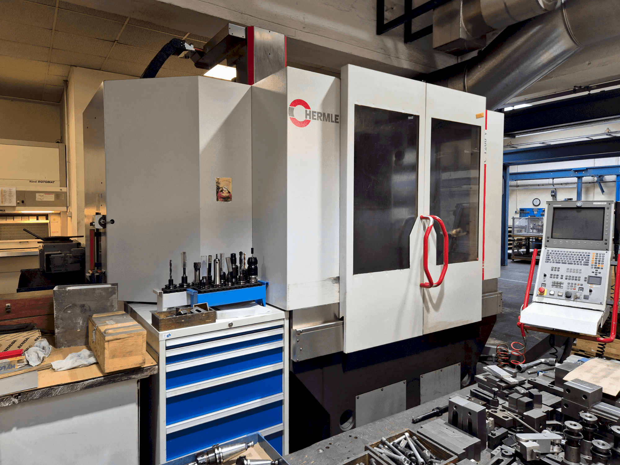 Čelní pohled na HERMLE C 1200 V stroj