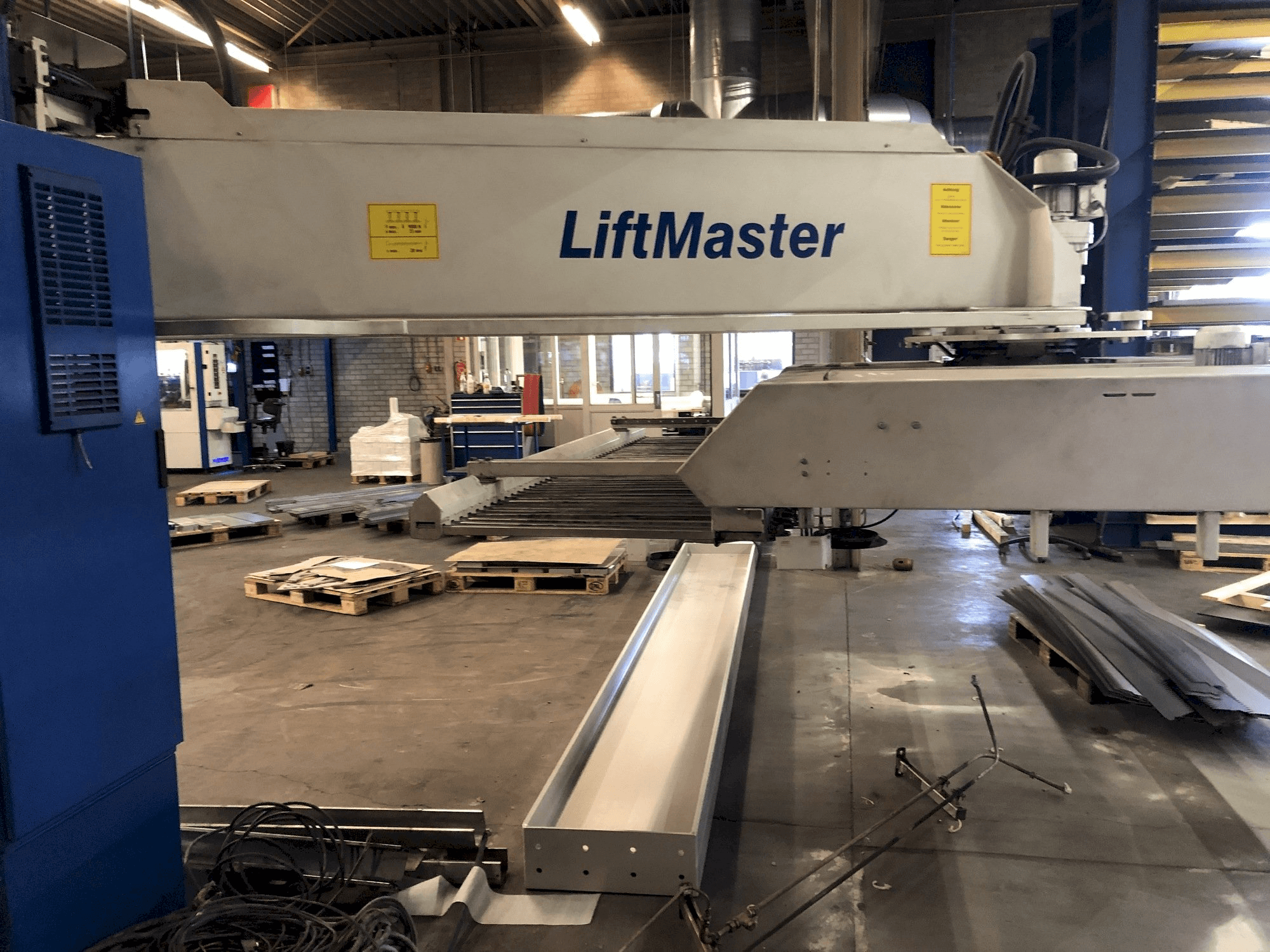 Čelní pohled na Trumpf Liftmaster stroj