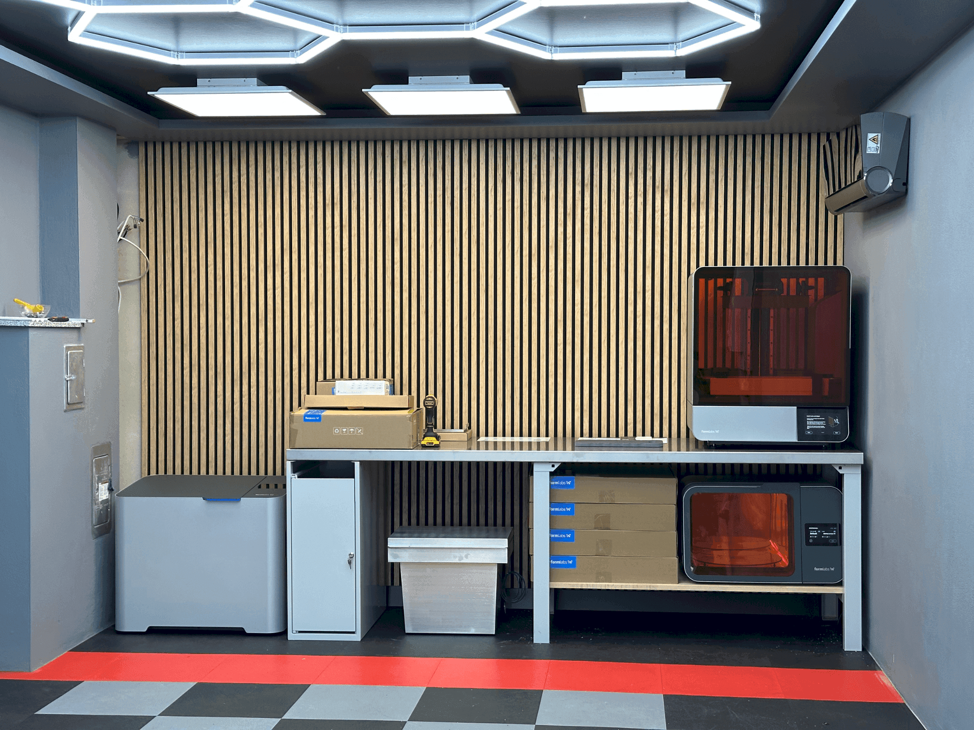 Čelní pohled na FORMLABS 4L stroj