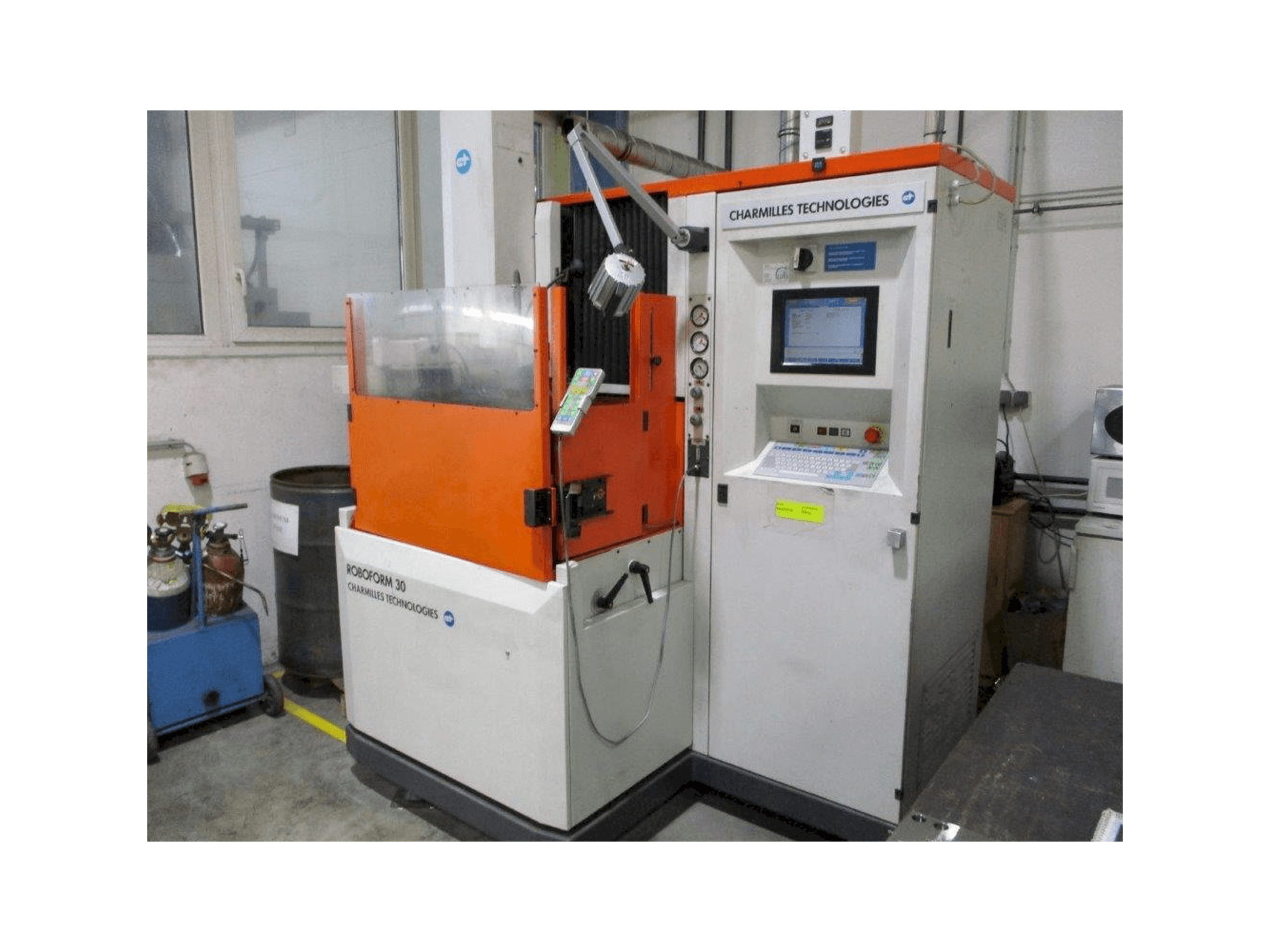 Čelní pohled na CHARMILLES Roboform 30 stroj