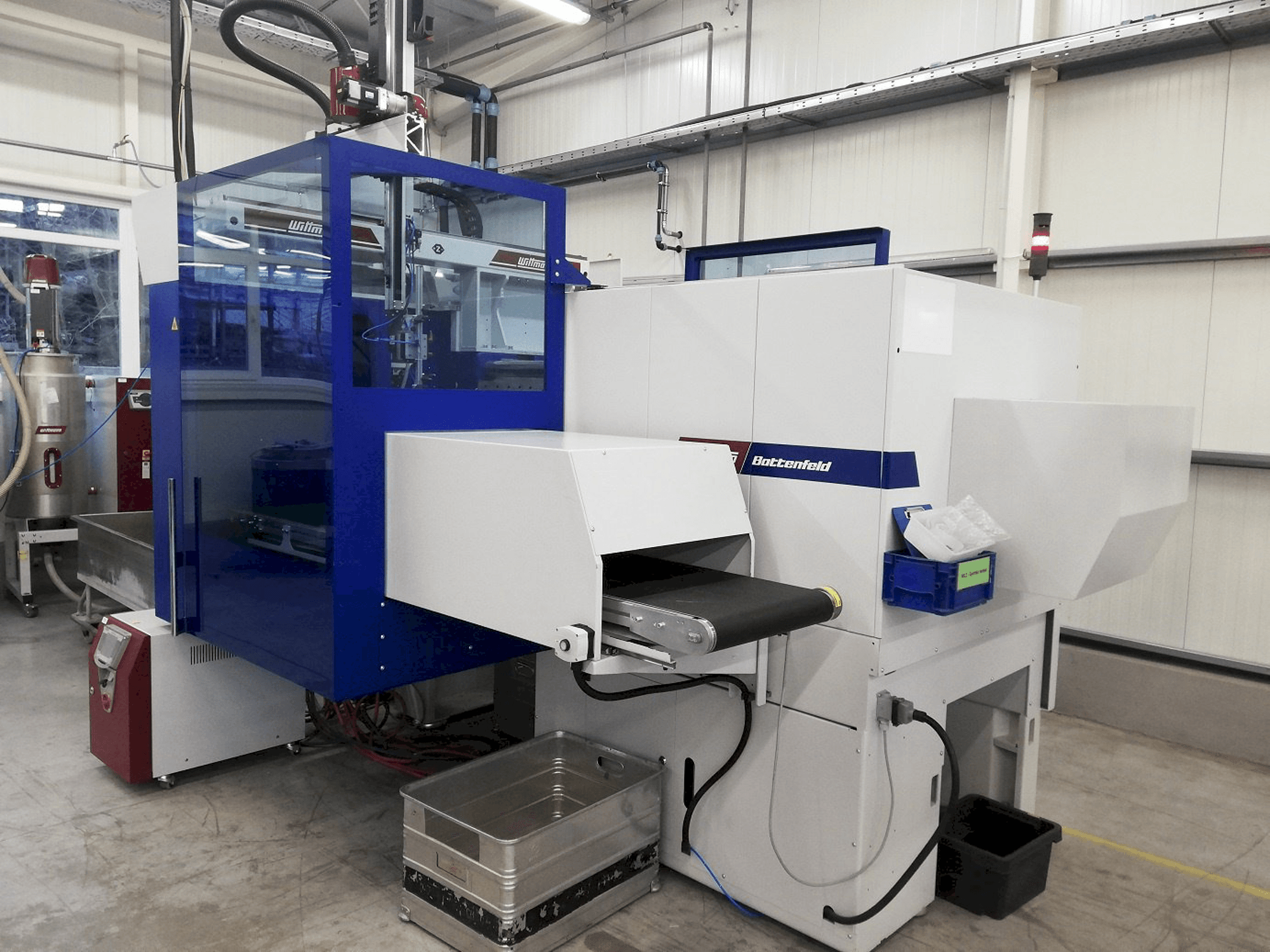 Levý boční pohled na Battenfeld Smart Power 240/1330 stroj