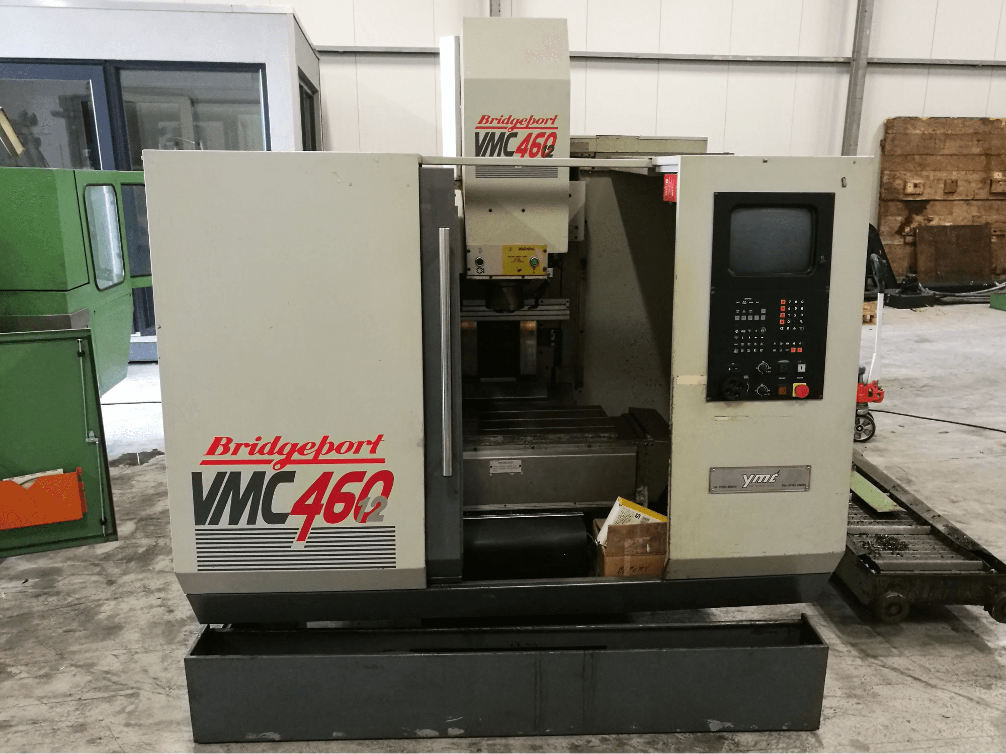 Čelní pohled na Bridgeport VMC 460 stroj