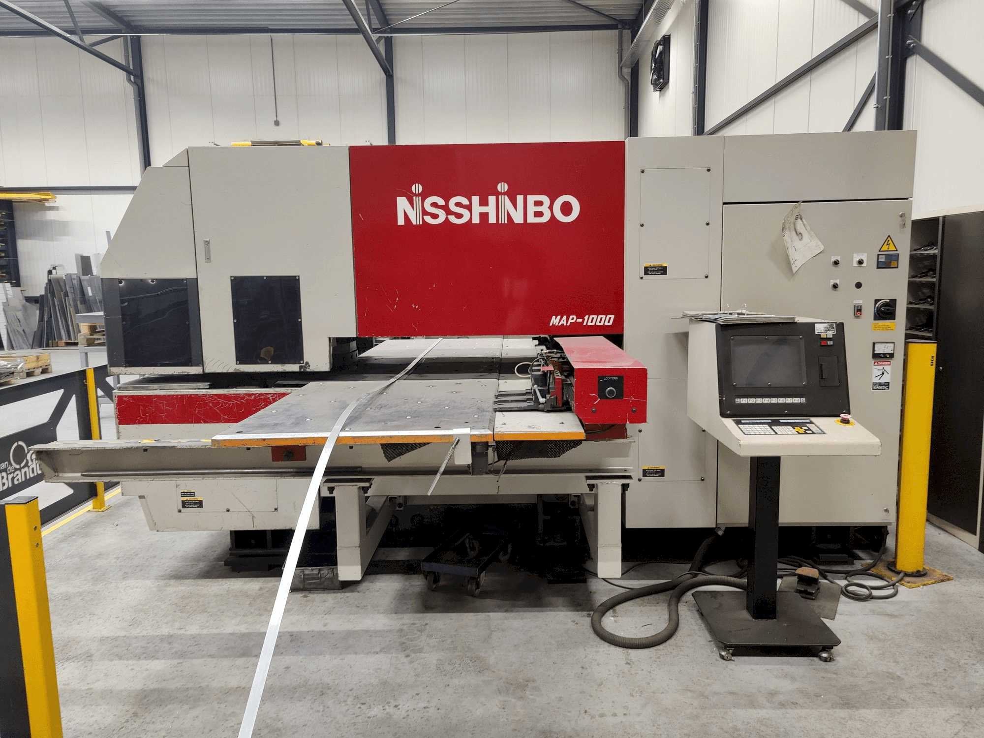 Čelní pohled na Nisshinbo MAP-1000 stroj