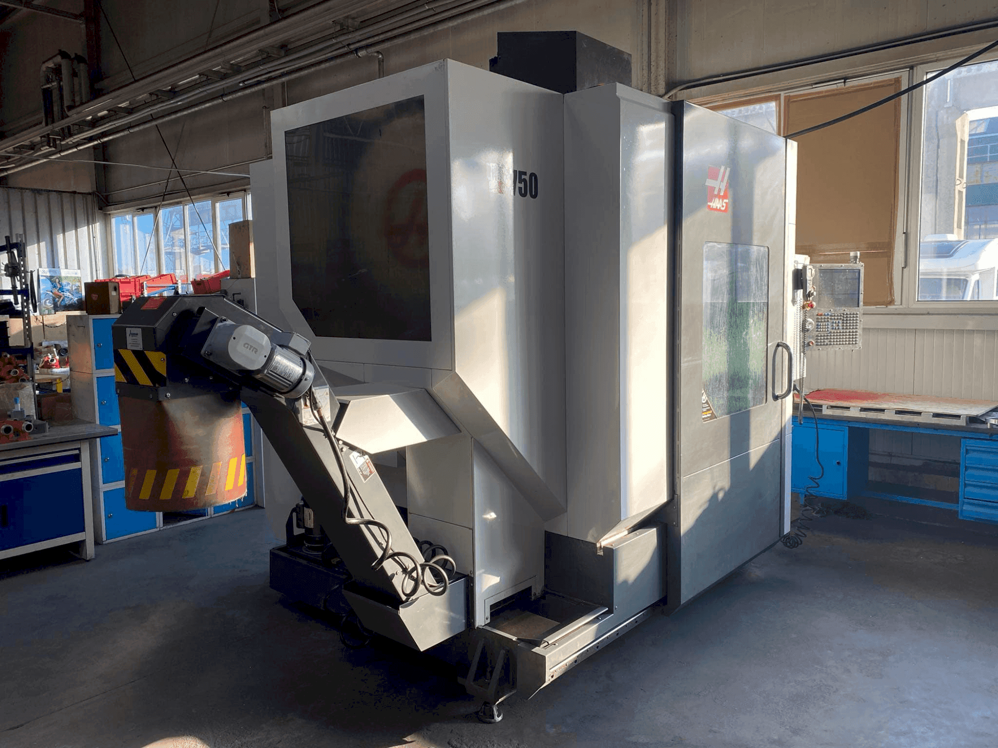 Čelní pohled na HAAS UMC-750 stroj