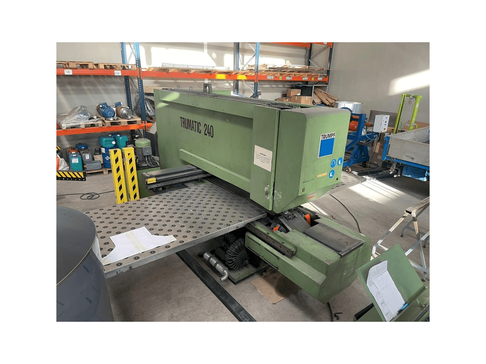 Čelní pohled na Trumpf TRUMATIC 240 stroj