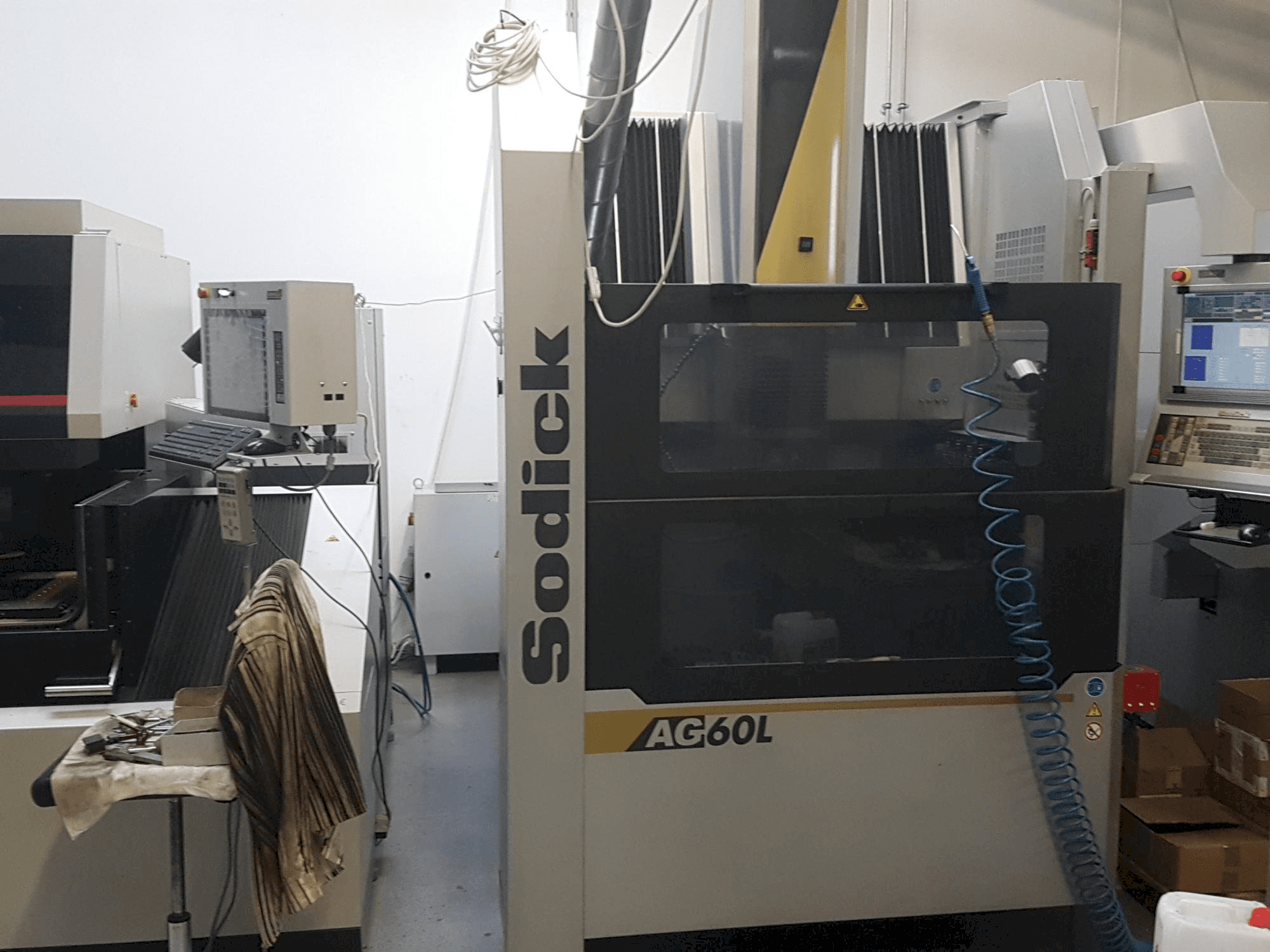 Čelní pohled na Sodick AG60L stroj
