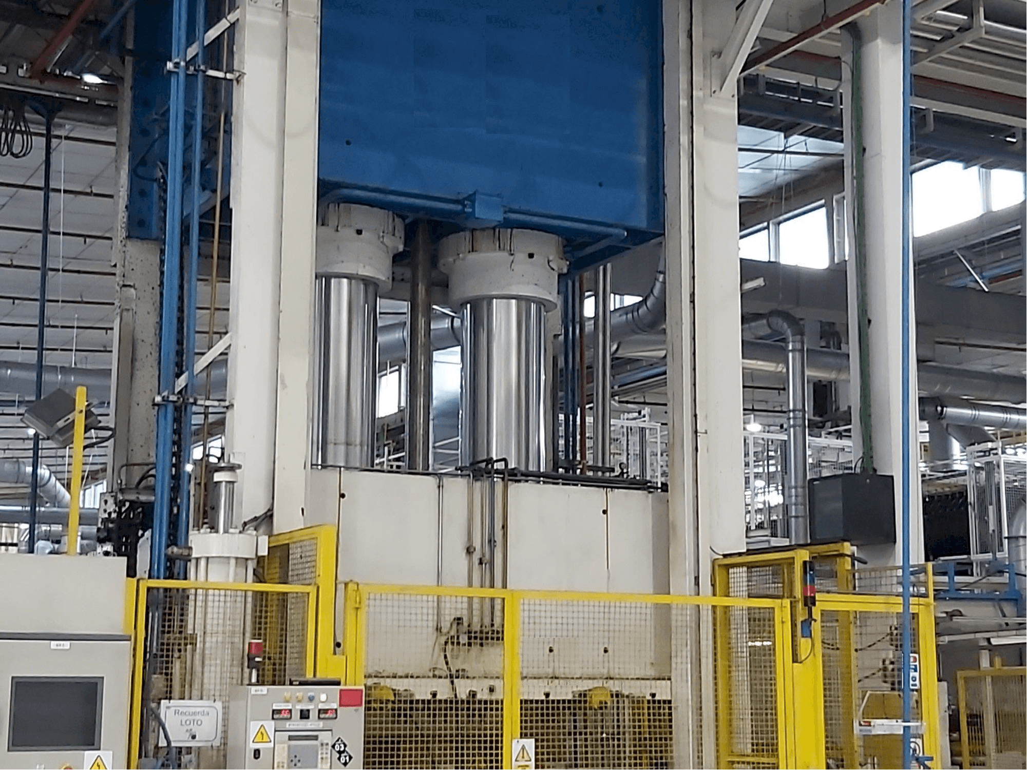 Čelní pohled na Pinette 1500 Ton stroj