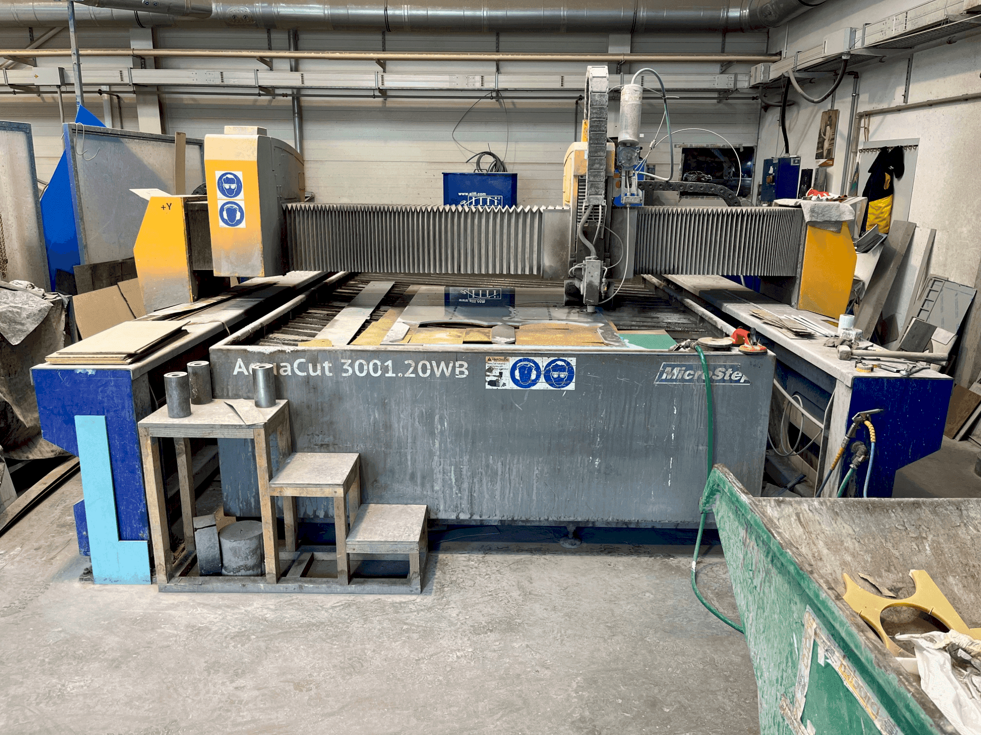 Čelní pohled na MicroStep AquaCut 3001.20WB stroj