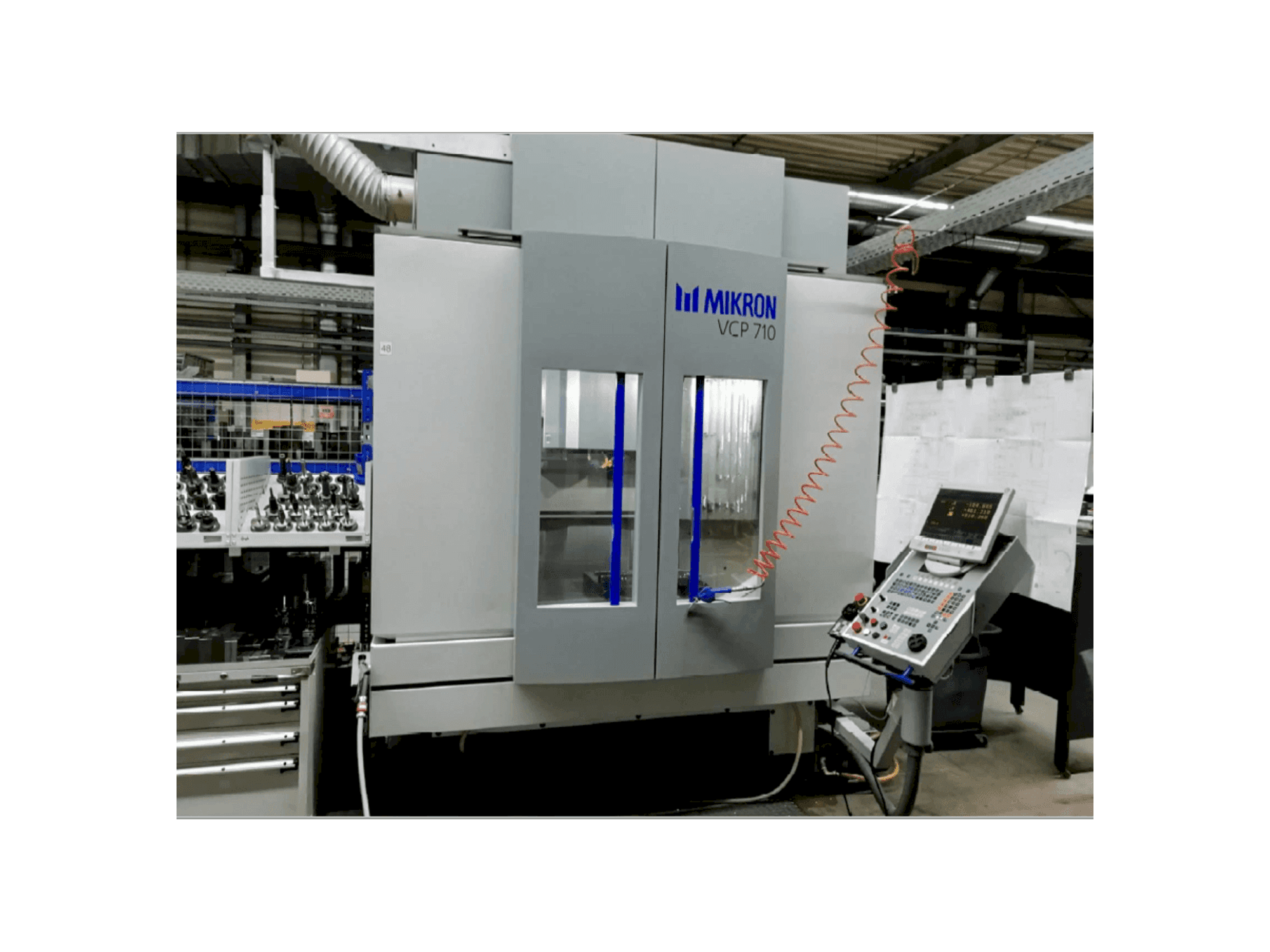 Čelní pohled na MIKRON VCP 710 stroj
