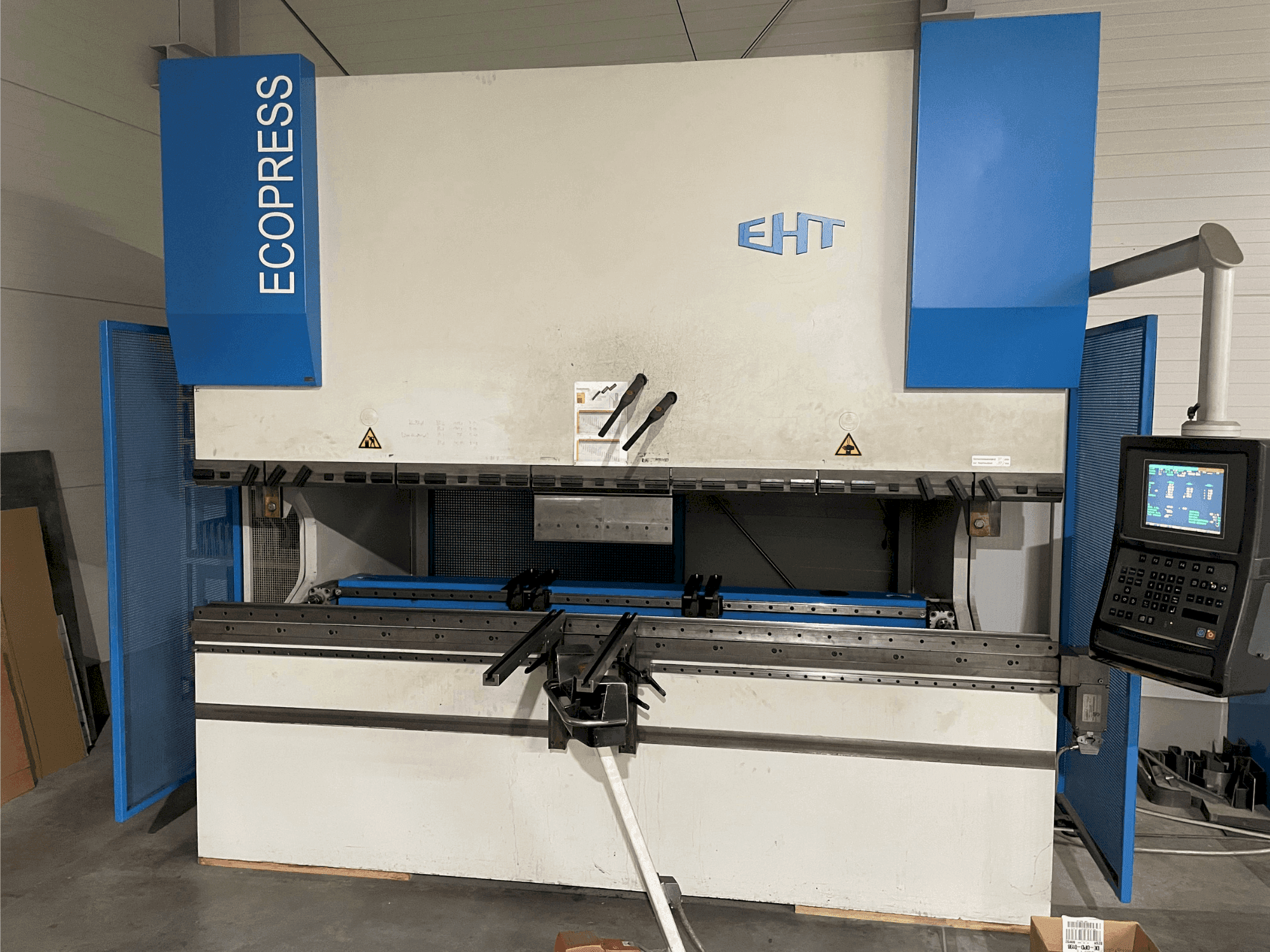 Čelní pohled na EHT Ecopress 135-30 stroj