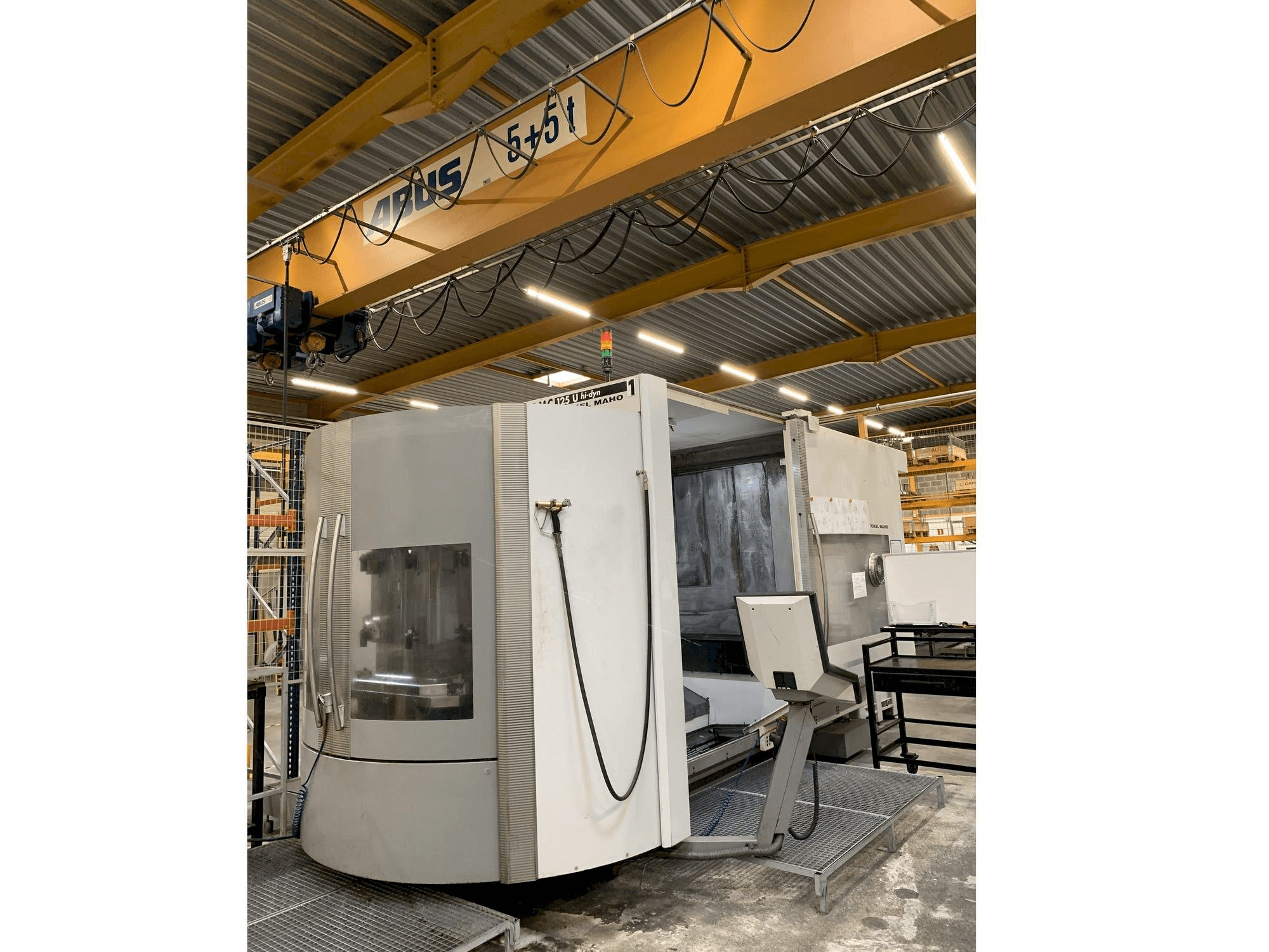 Čelní pohled na DECKEL MAHO DMC 125 U hy-dyn stroj