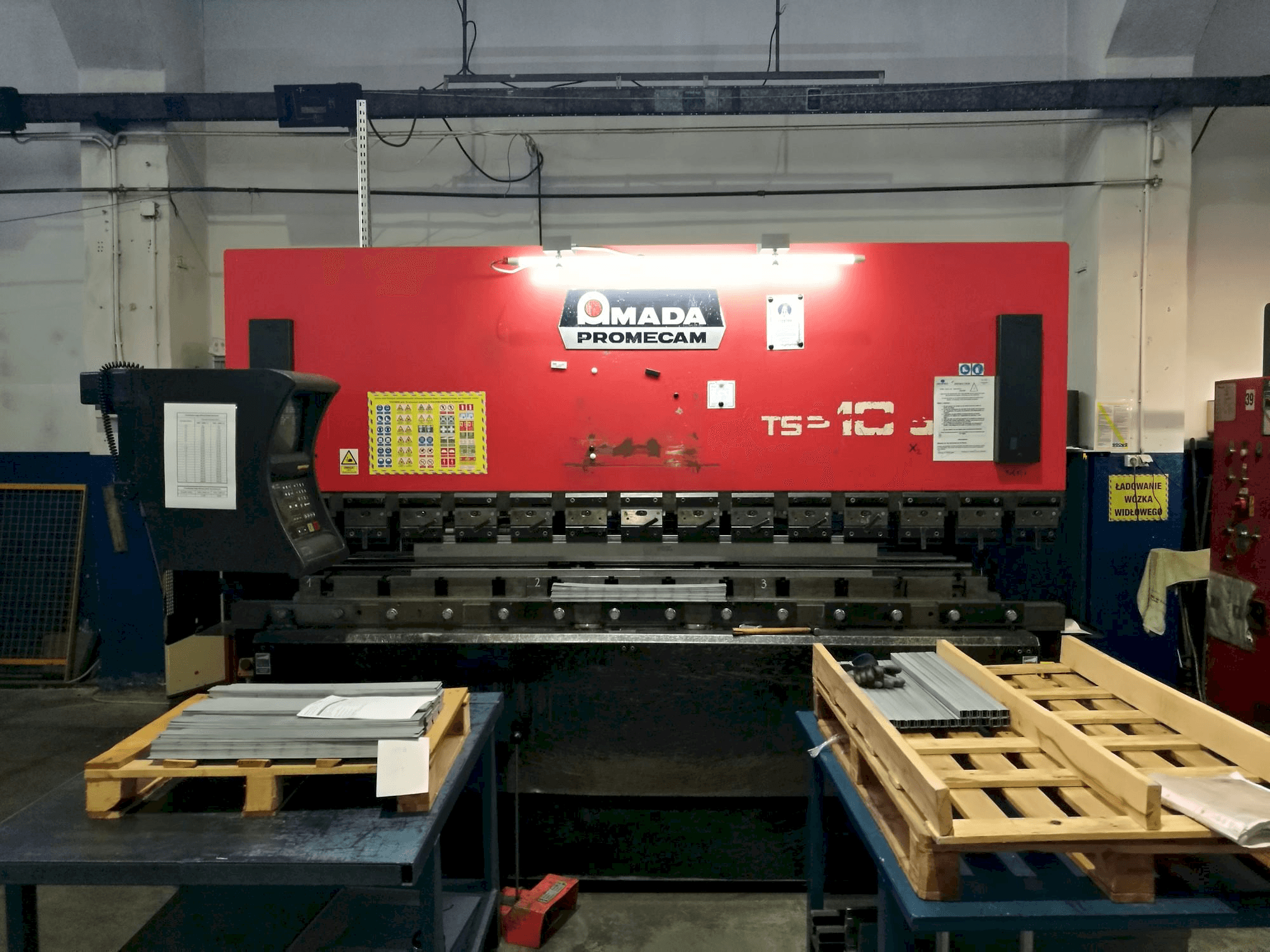 Čelní pohled na AMADA ITS2 stroj