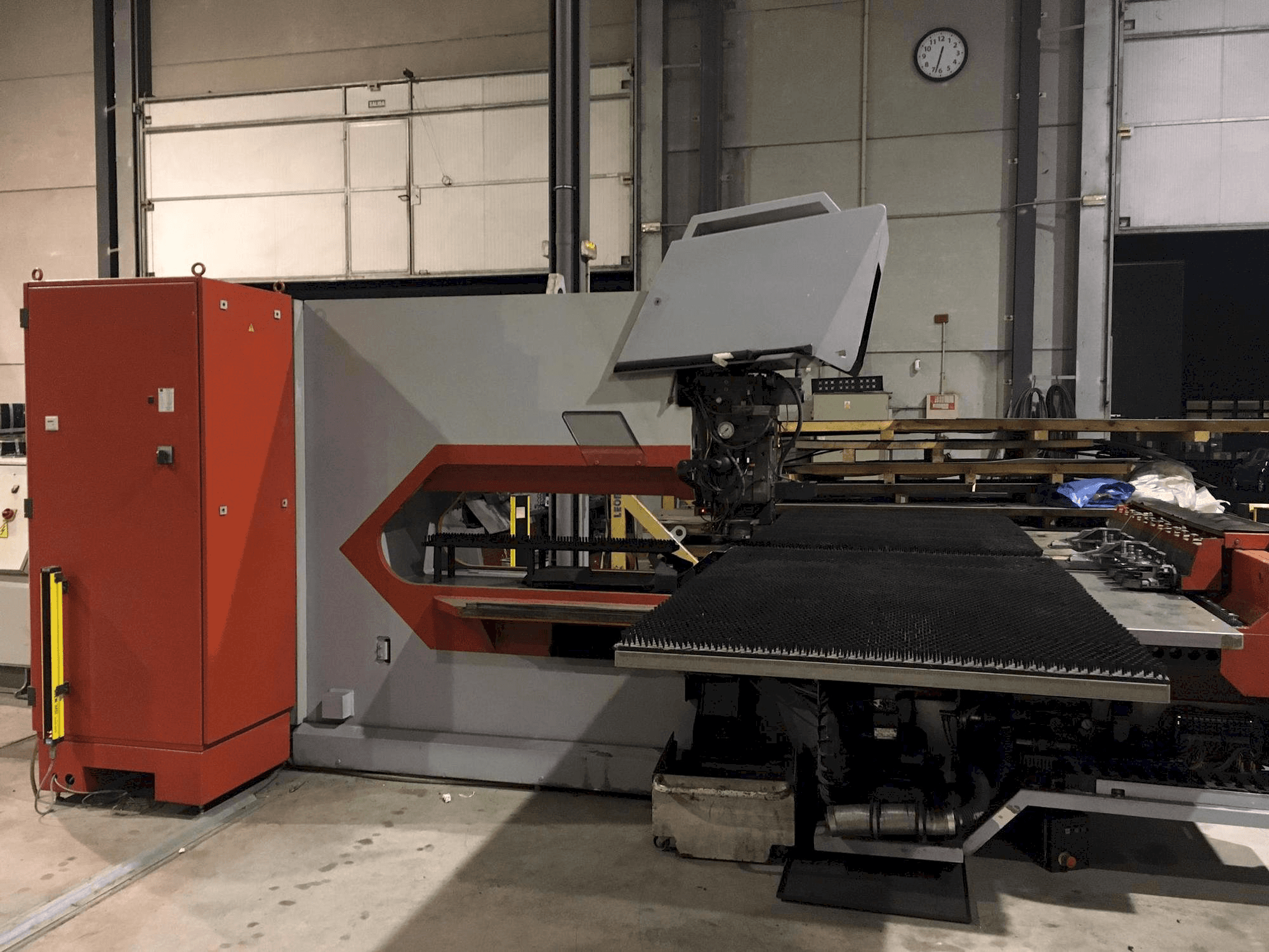 Čelní pohled na Trumpf Trumatic 2000 R stroj