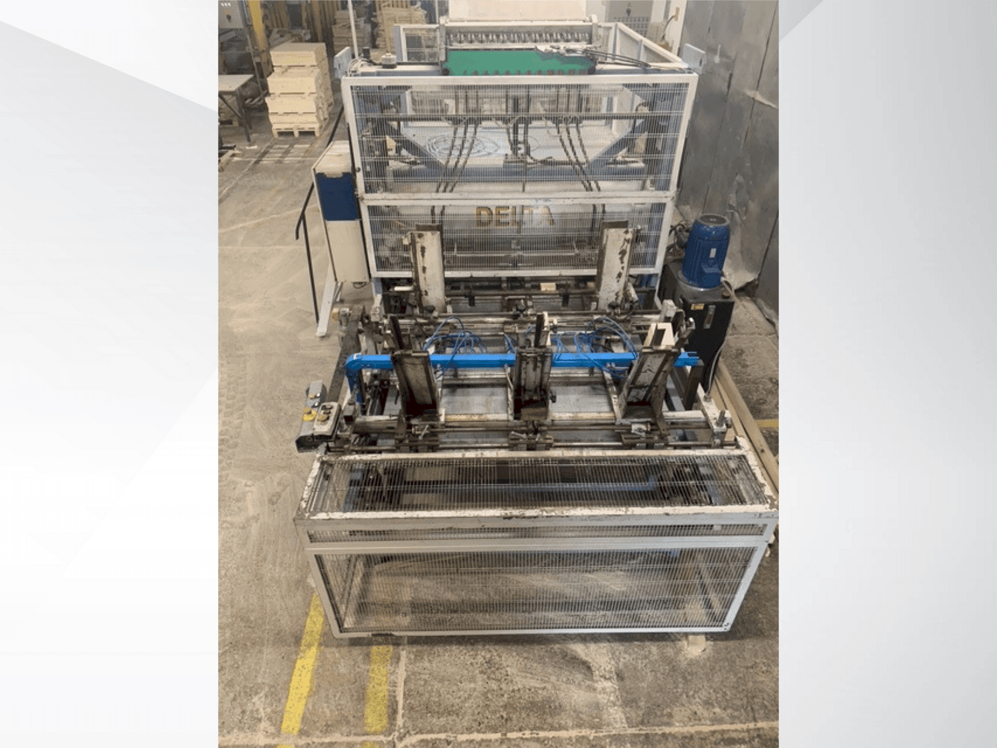 Čelní pohled na DELTA pallet nailing machine line stroj