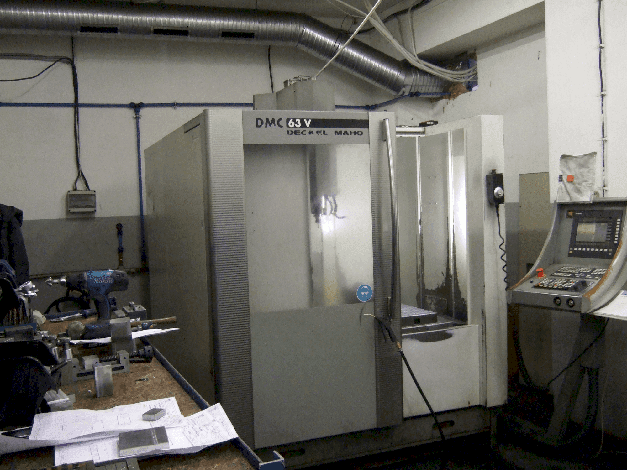 Čelní pohled na DECKEL MAHO DMC 63V stroj