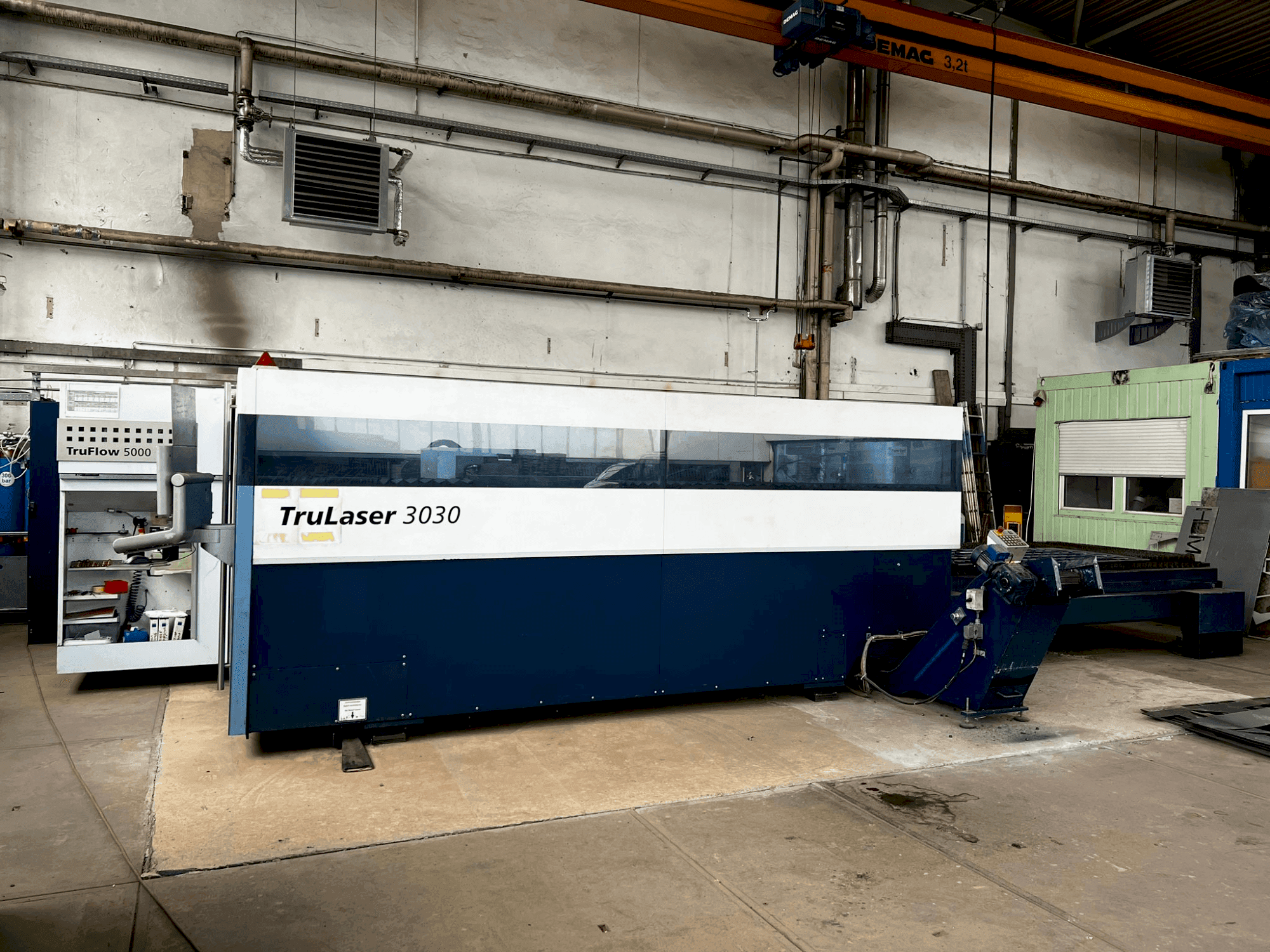 Čelní pohled na TRUMPF TruLaser 3030 stroj