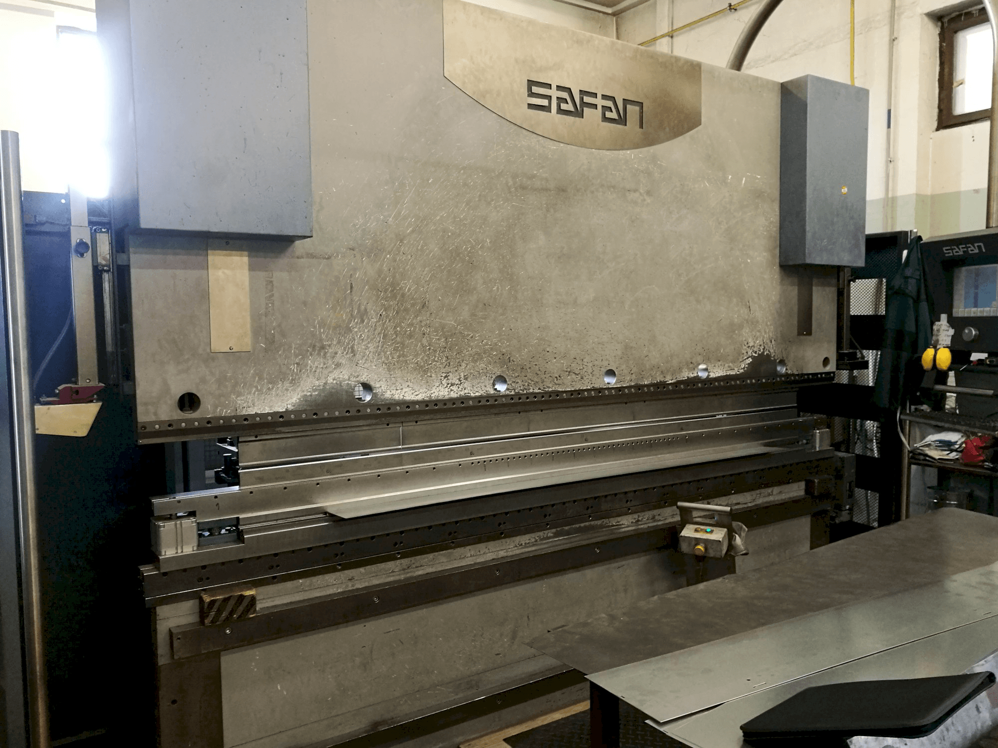 Levý pohled na Safan CNCL-K 120-3100 TS1 stroj