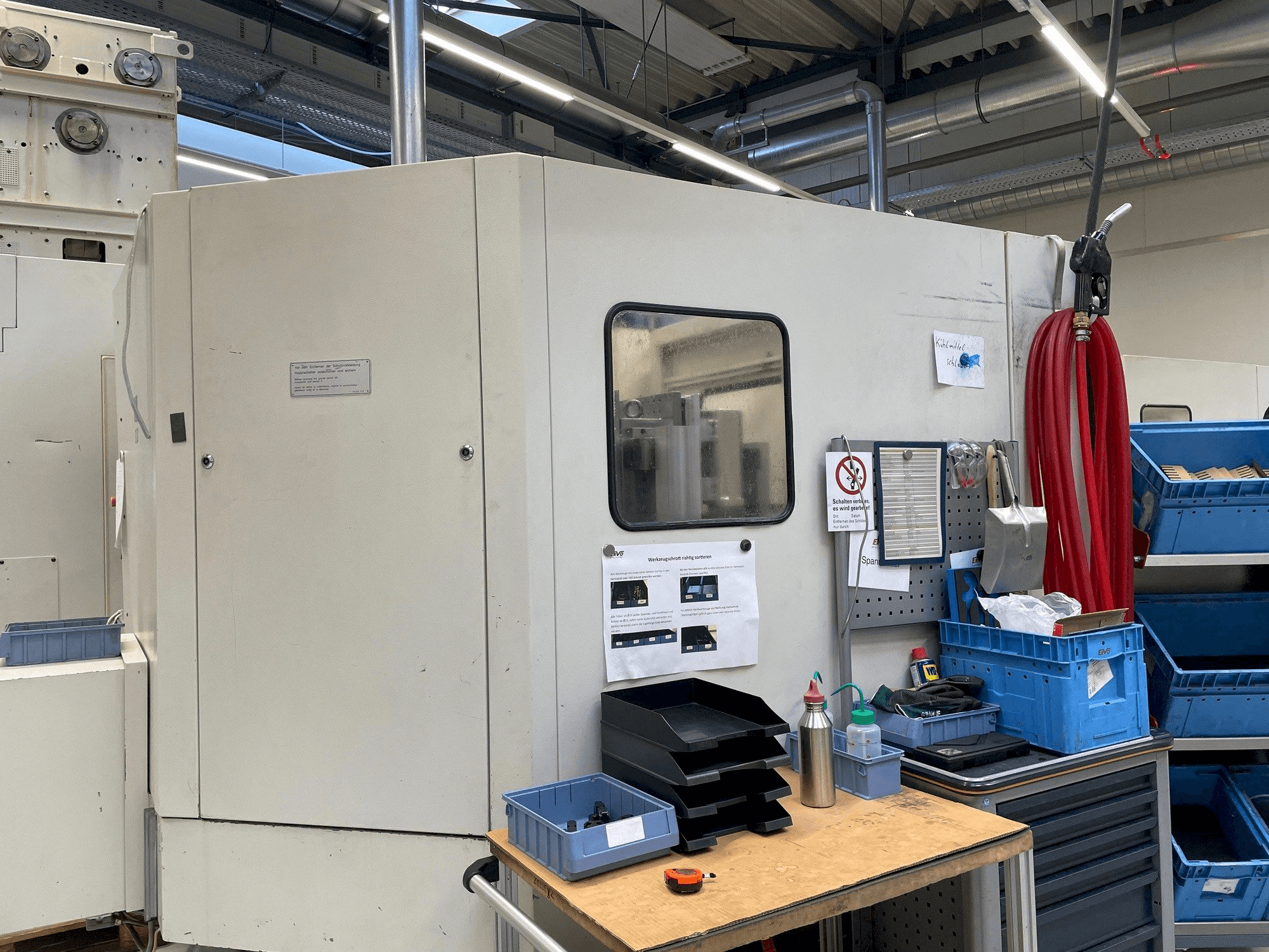 Levý boční pohled na HELLER MC 16 stroj