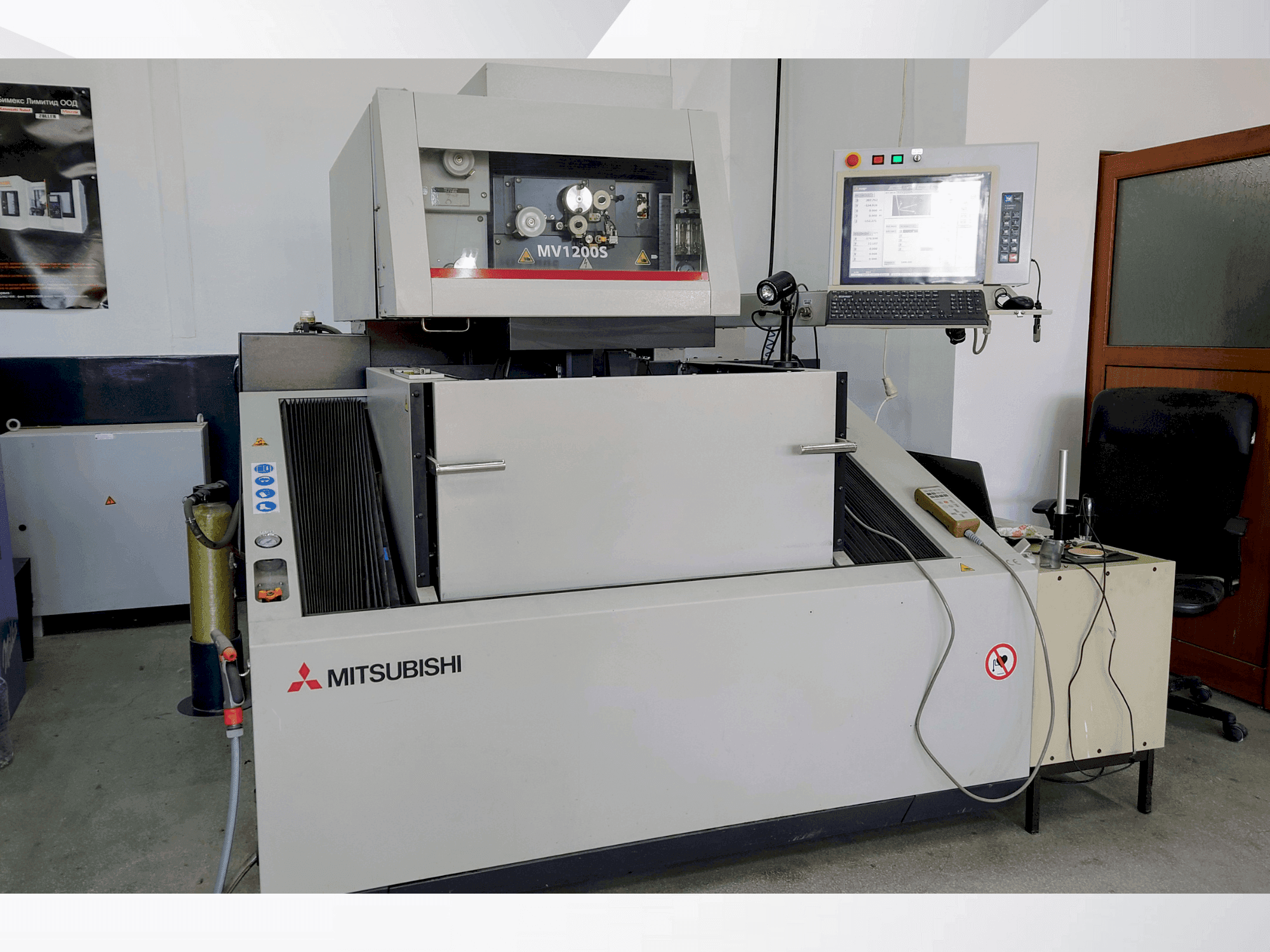 Čelní pohled na Mitsubishi MV1200S stroj