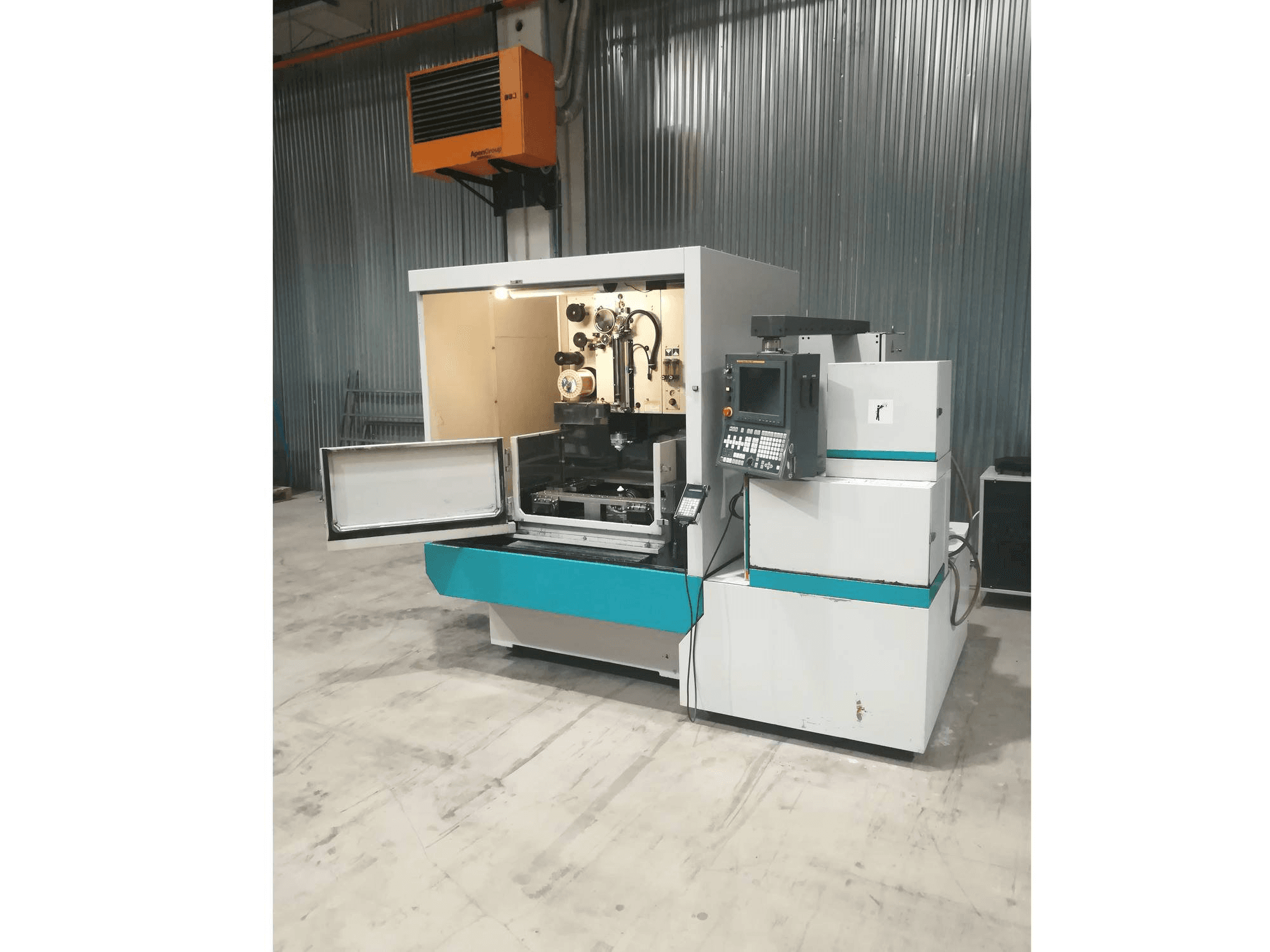 Čelní pohled na FANUC 1iC stroj
