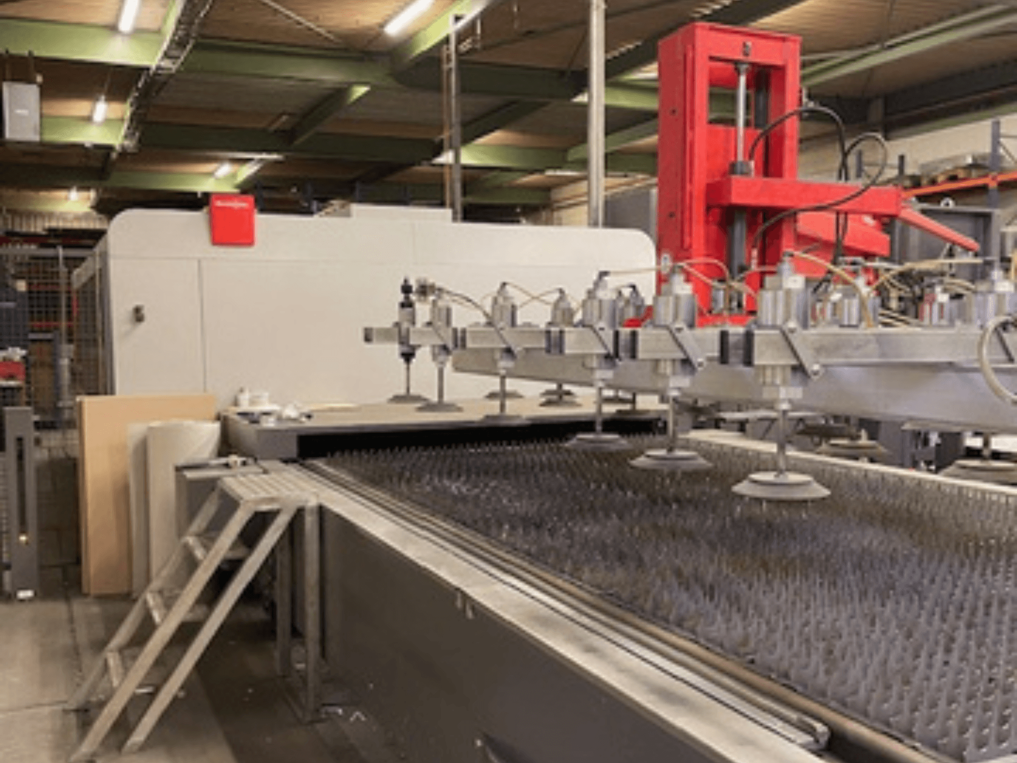 Bystronic BySprint Fiber 4020 Fiber 4Kw čelní pohled na vláknový laserový řezací stroj s tryskami a řezacím ložem.