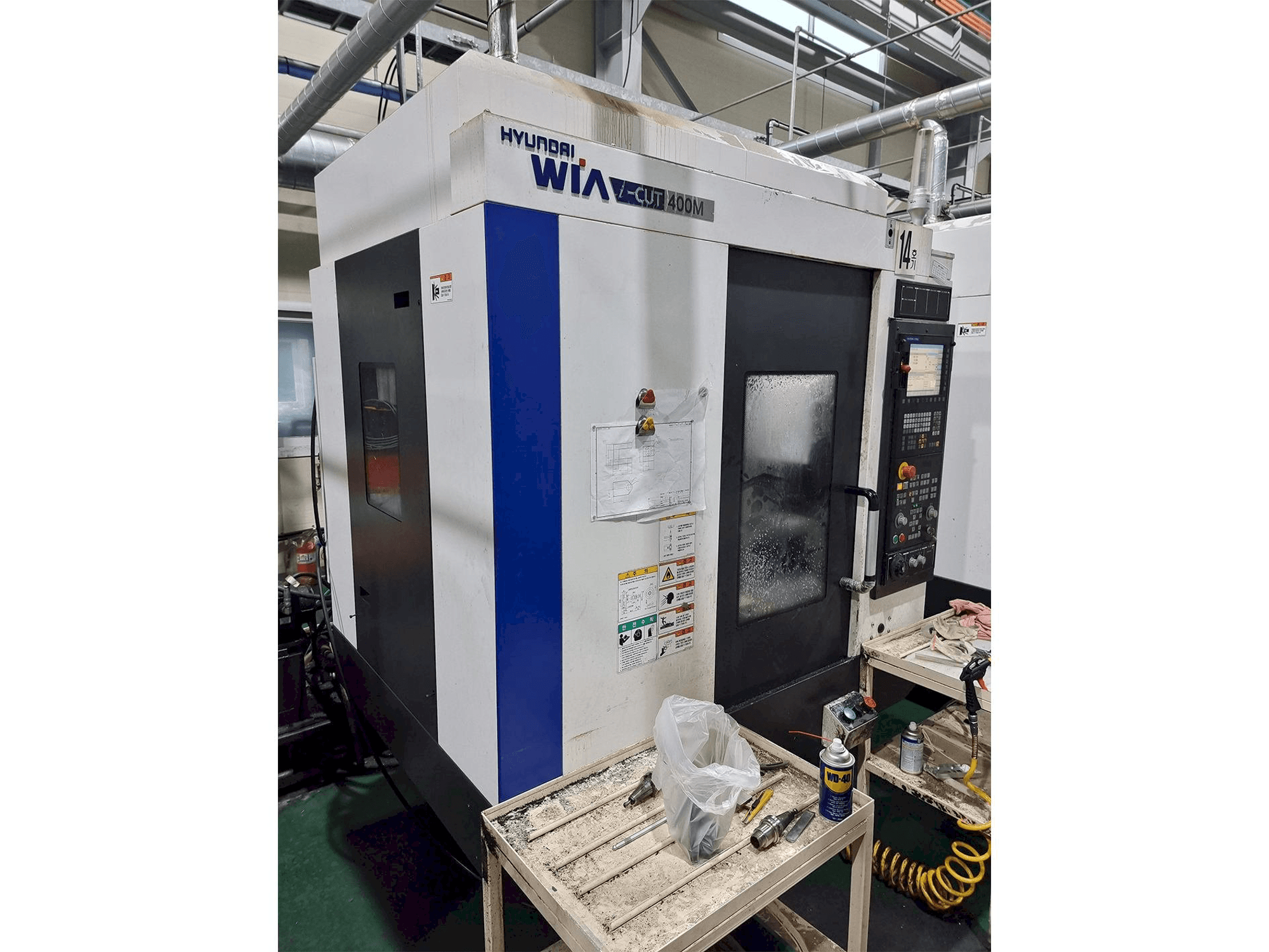 Čelní pohled na Hyundai Wia i-CUT400M stroj