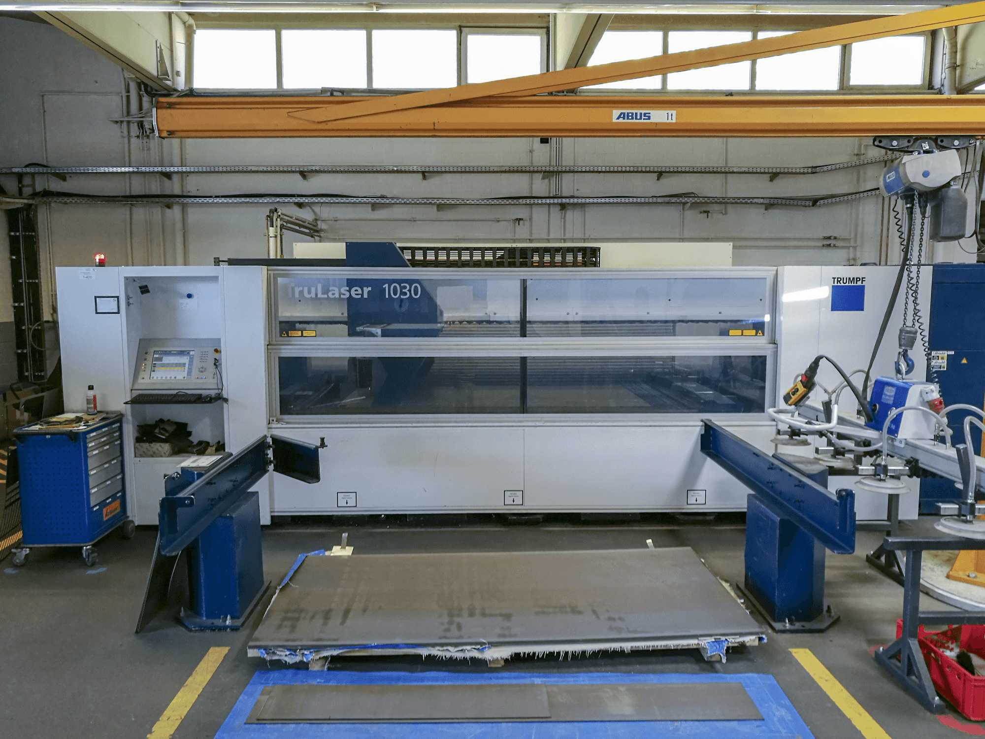 Čelní pohled na Trumpf TruLaser 1030 (L22) stroj